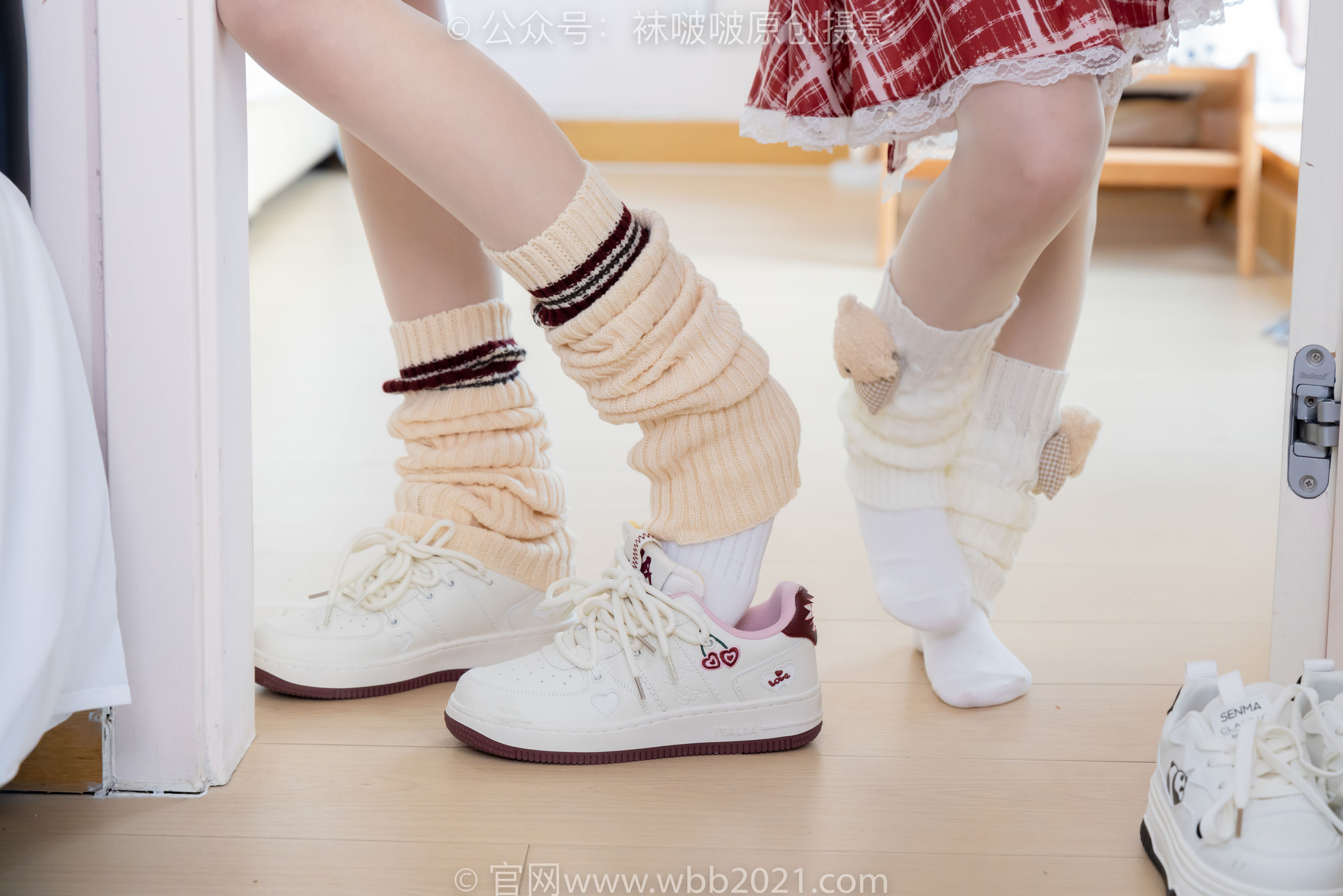 BoBoSocks袜啵啵 No.484 小甜豆&甜甜圈 - 两双板鞋、油亮肉丝、堆堆袜套、白棉袜、脚对脚 斗脚 手互相挠脚剧情/(172P)
