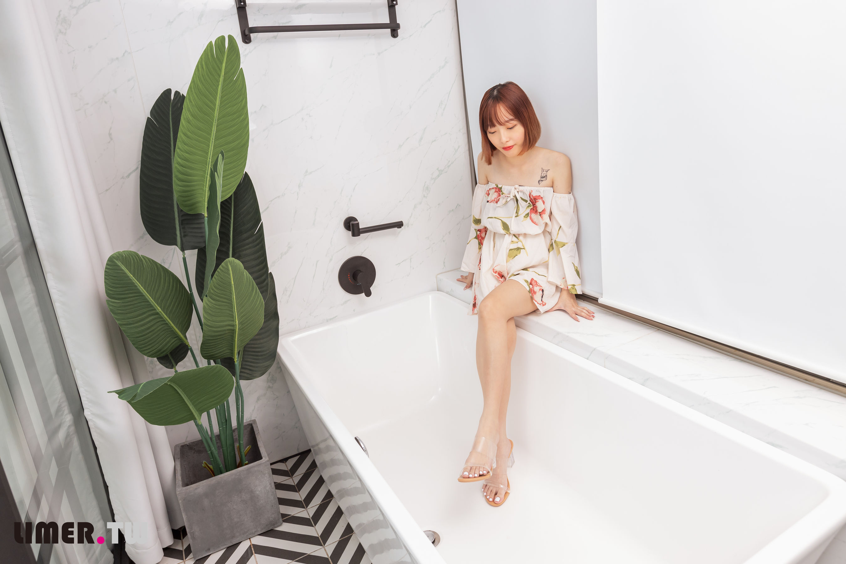 Limerence原创 No.093 小容包 浴室高跟鞋邂逅/(175P)
