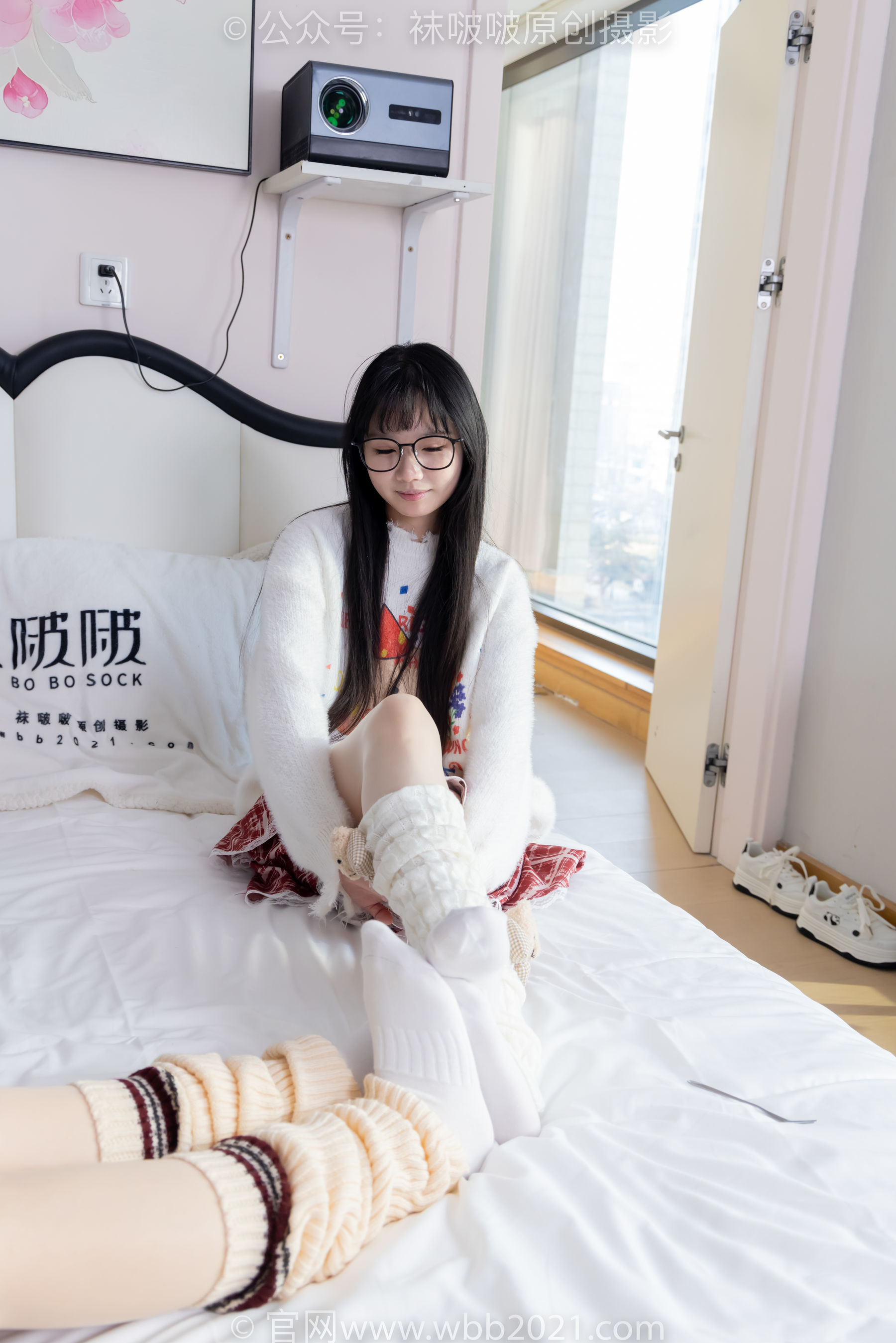 BoBoSocks袜啵啵 No.484 小甜豆&甜甜圈 - 两双板鞋、油亮肉丝、堆堆袜套、白棉袜、脚对脚 斗脚 手互相挠脚剧情/(172P)