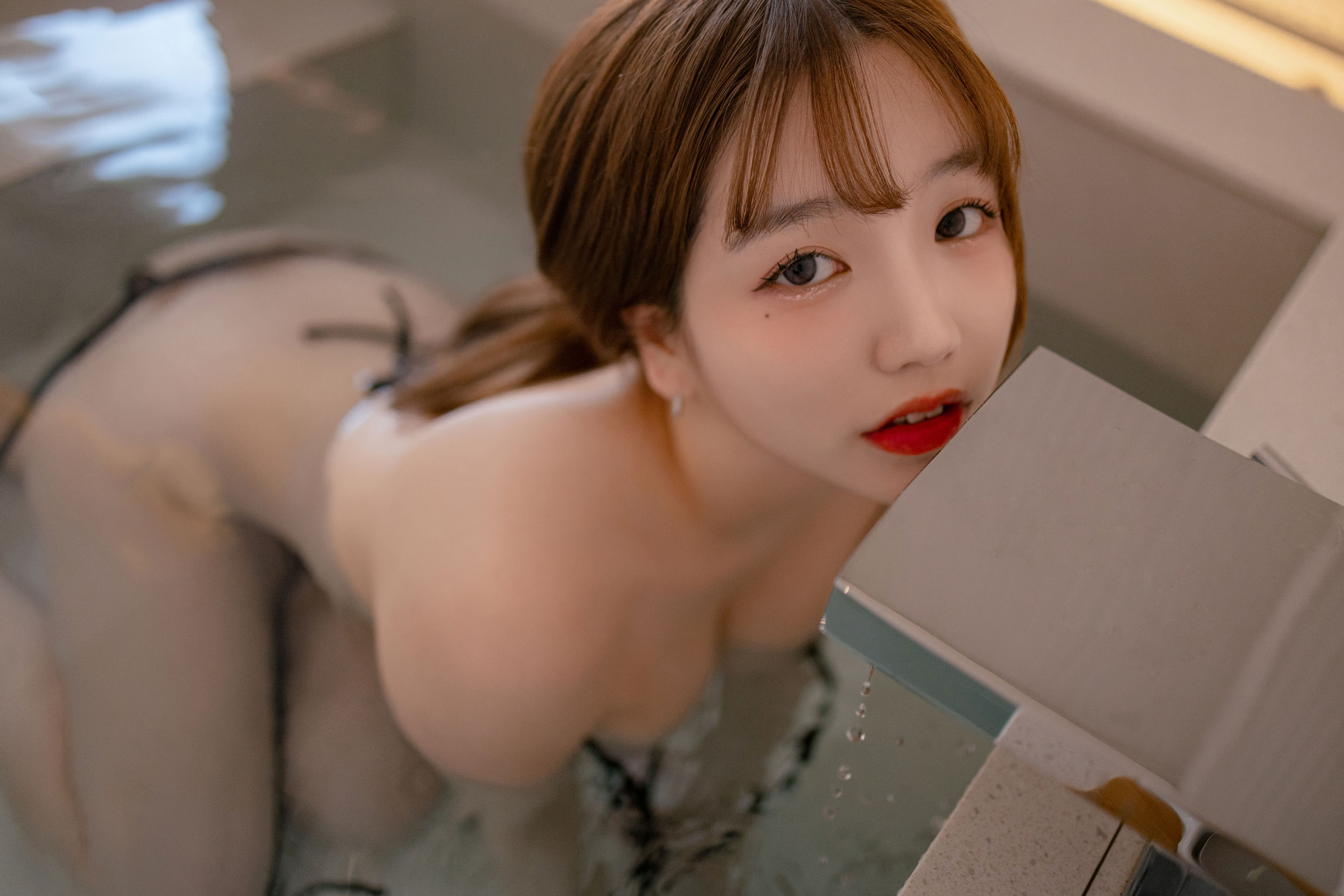 Yoonbly - In the water/(85P)