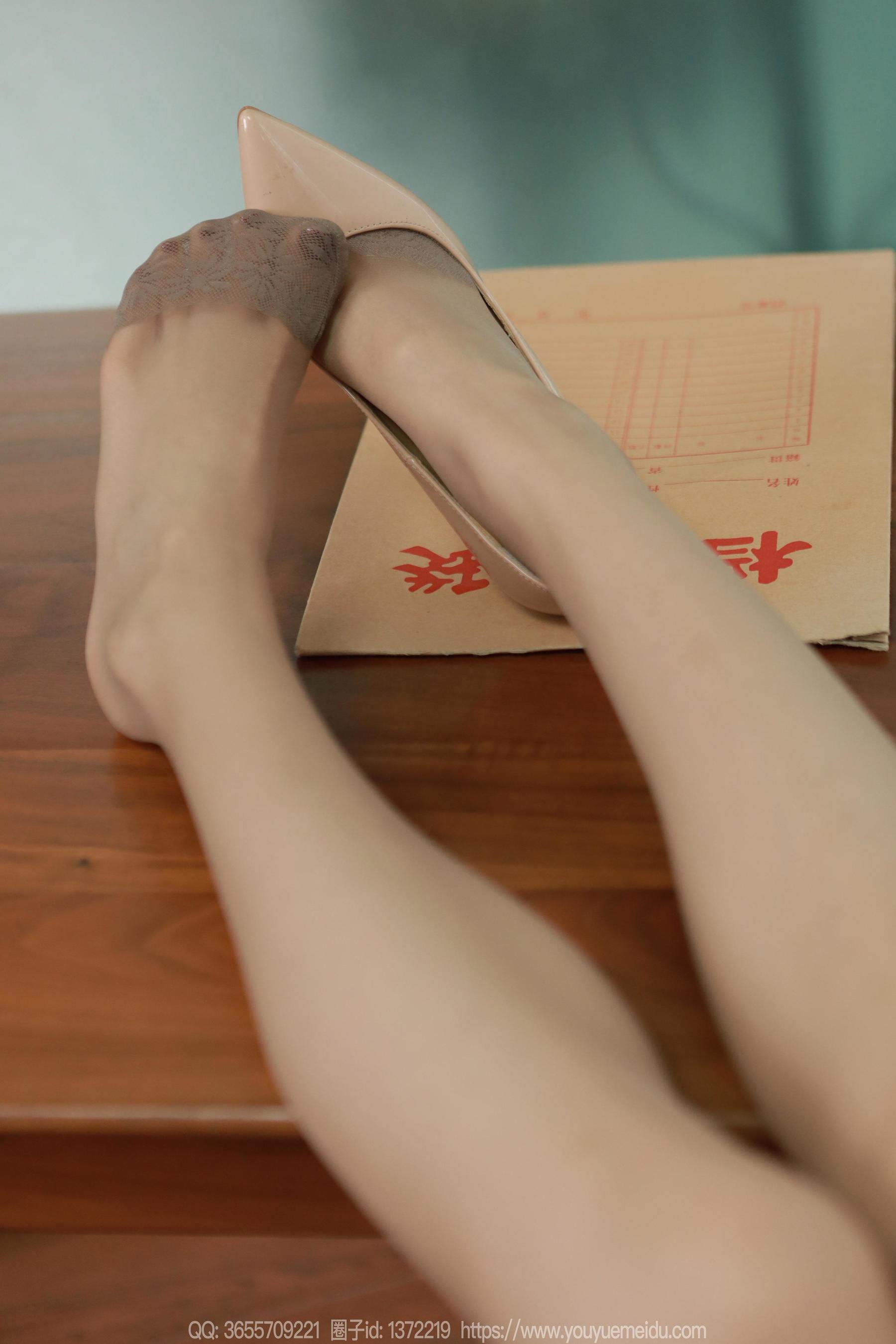 IESS异思趣向 - 模特： 团团 《灰丝长腿》/(93P)