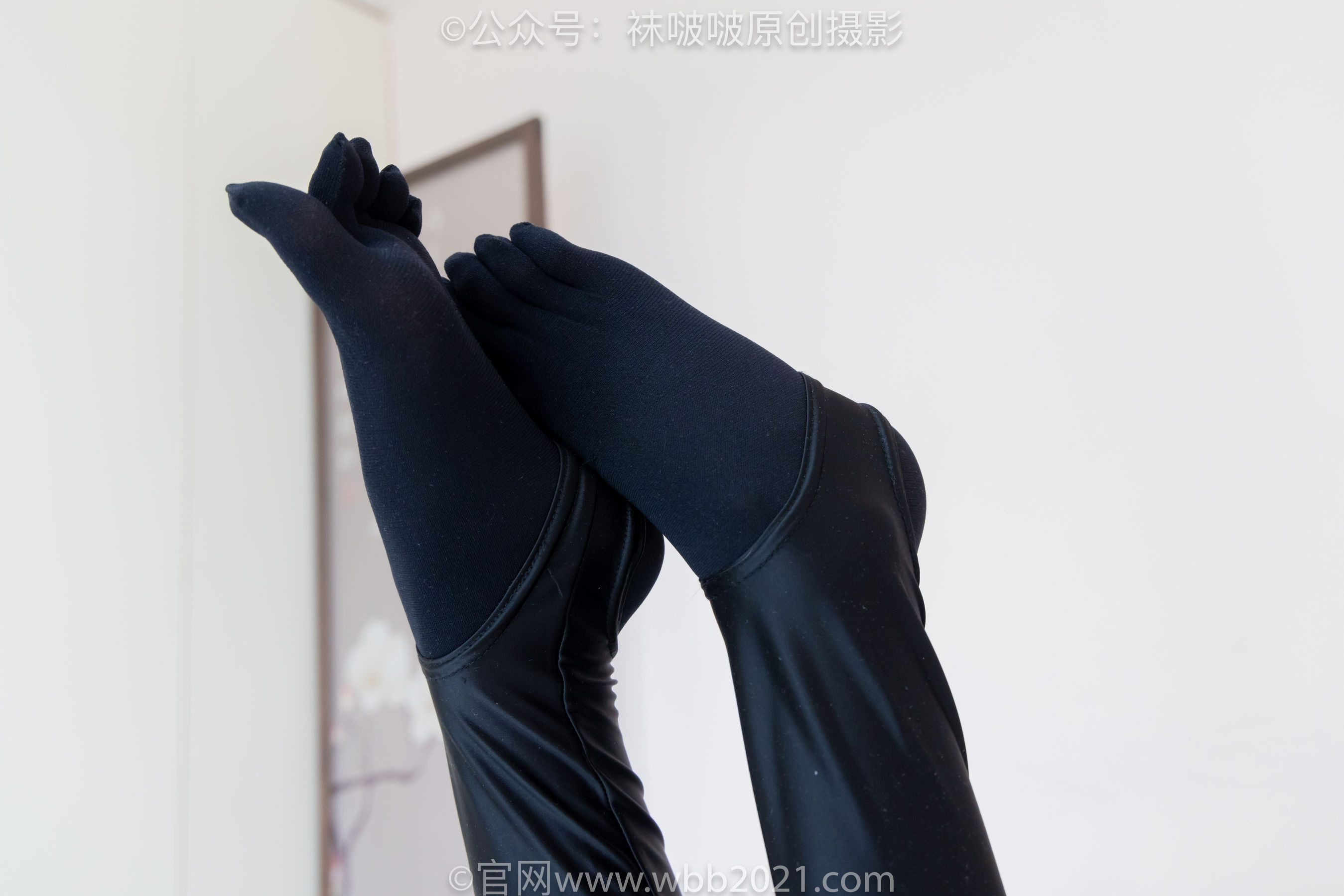 BoBoSocks袜啵啵 No.499 甜甜圈 - 高跟长靴、踩脚裤、厚黑丝五指袜、黑皮手套、裤里丝/(144P)