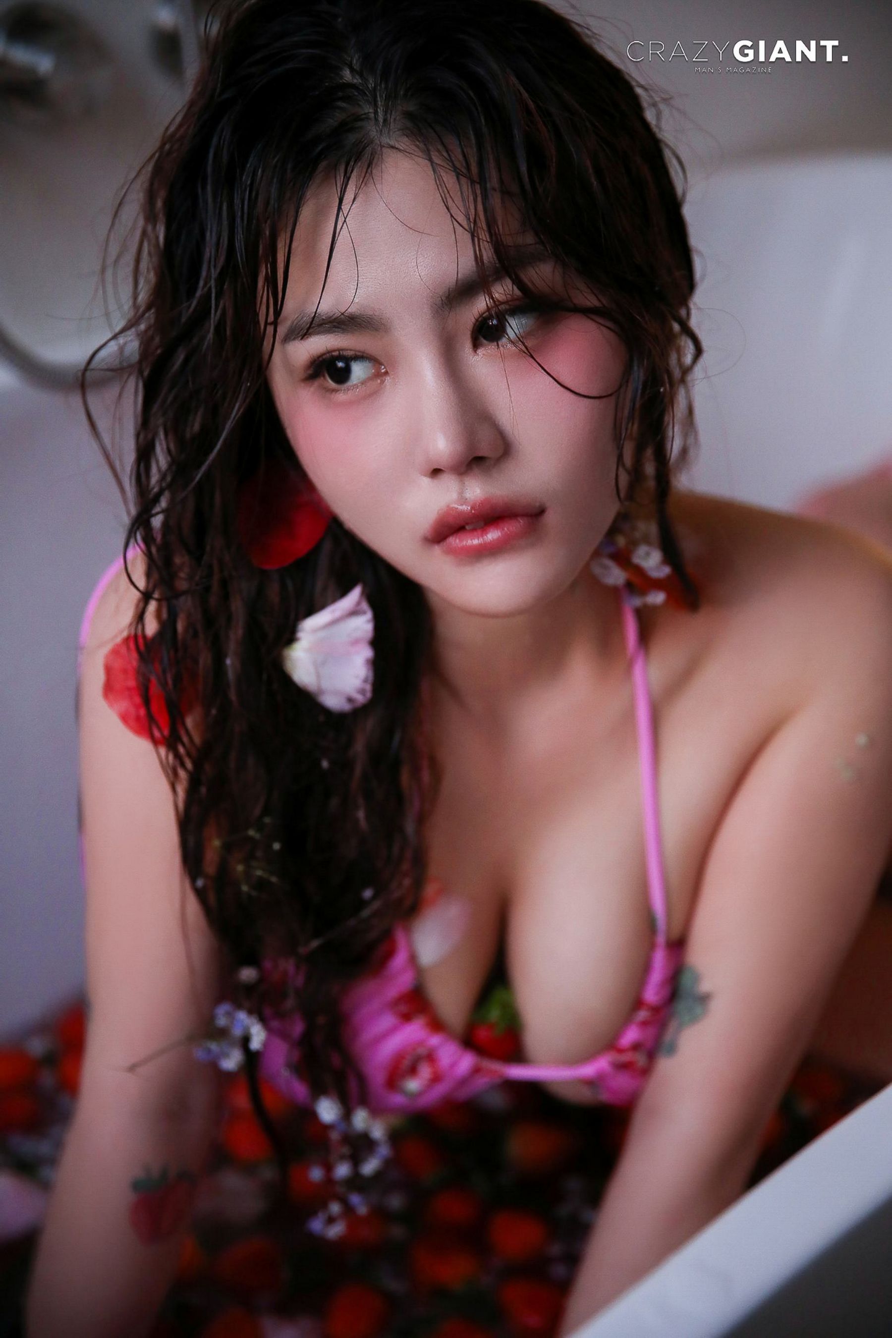 [CRAZY GIANT] BANI - Strawberry Vibes/(77P)