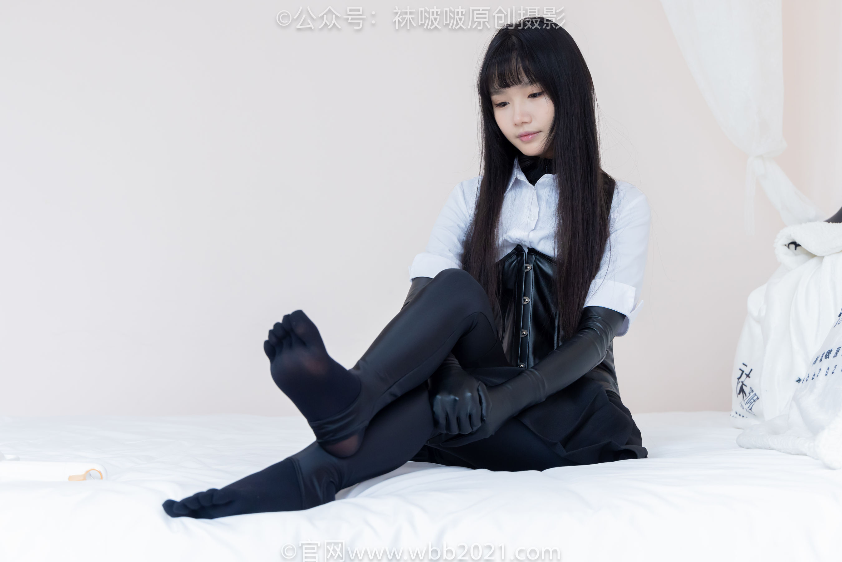 BoBoSocks袜啵啵 No.499 甜甜圈 - 高跟长靴、踩脚裤、厚黑丝五指袜、黑皮手套、裤里丝/(144P)