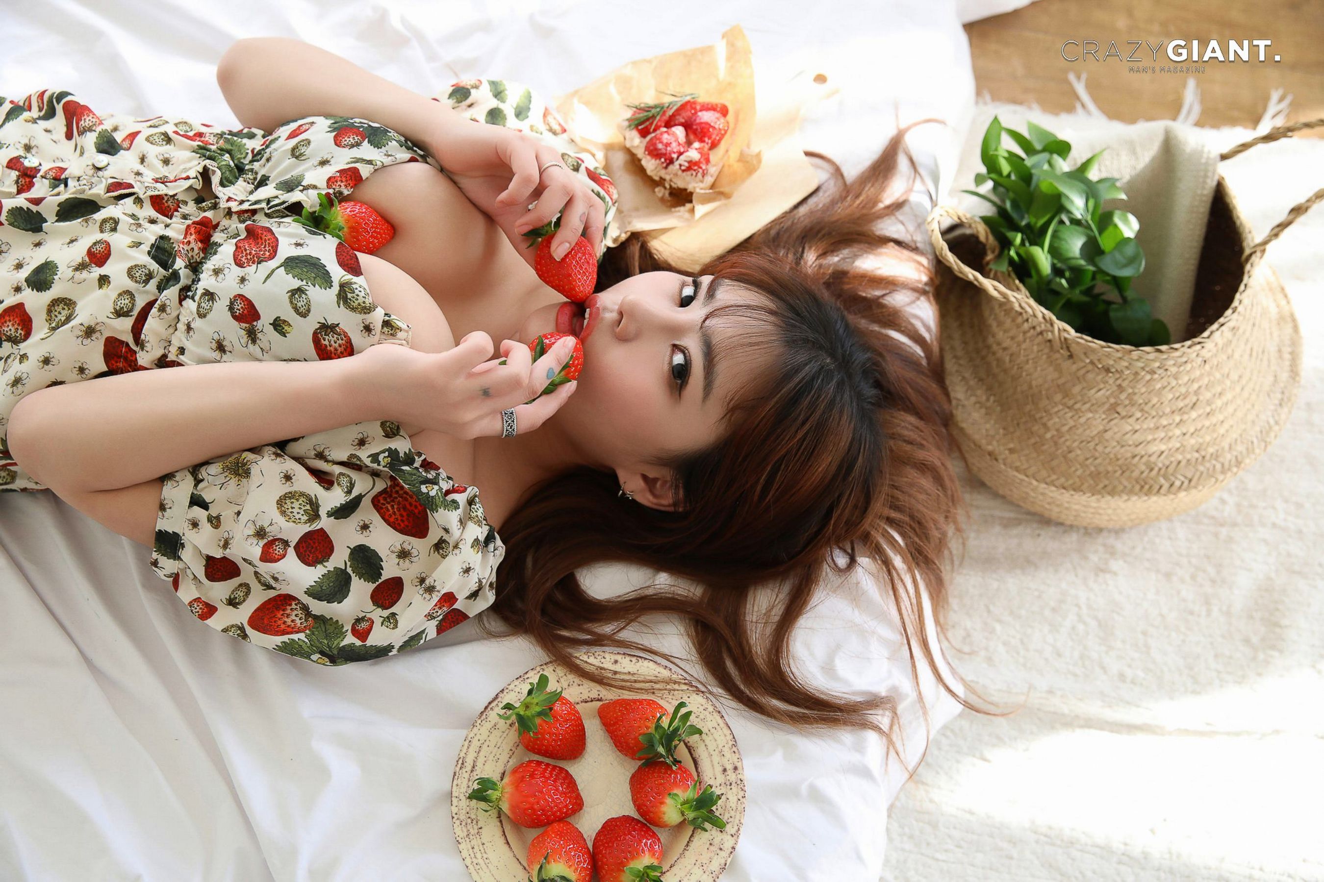 [CRAZY GIANT] BANI - Strawberry Vibes/(77P)