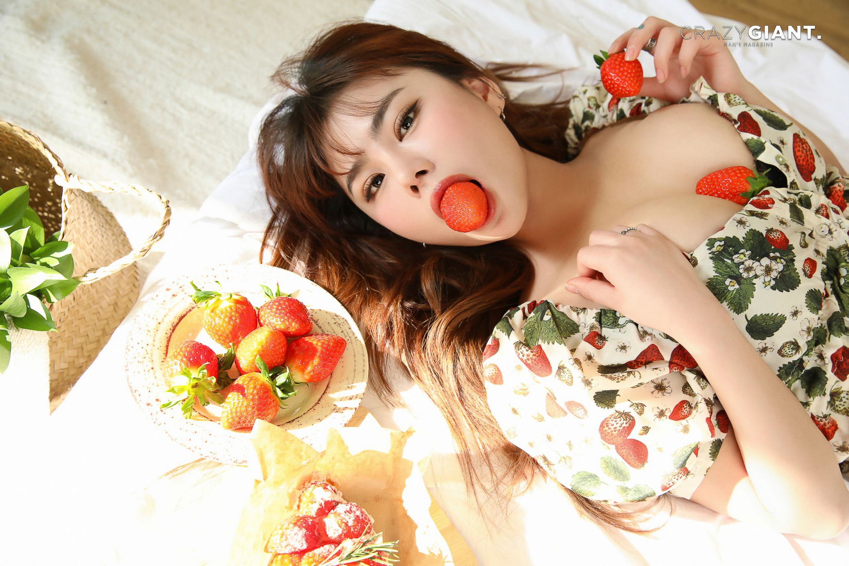 [CRAZY GIANT] BANI - Strawberry Vibes/(77P)