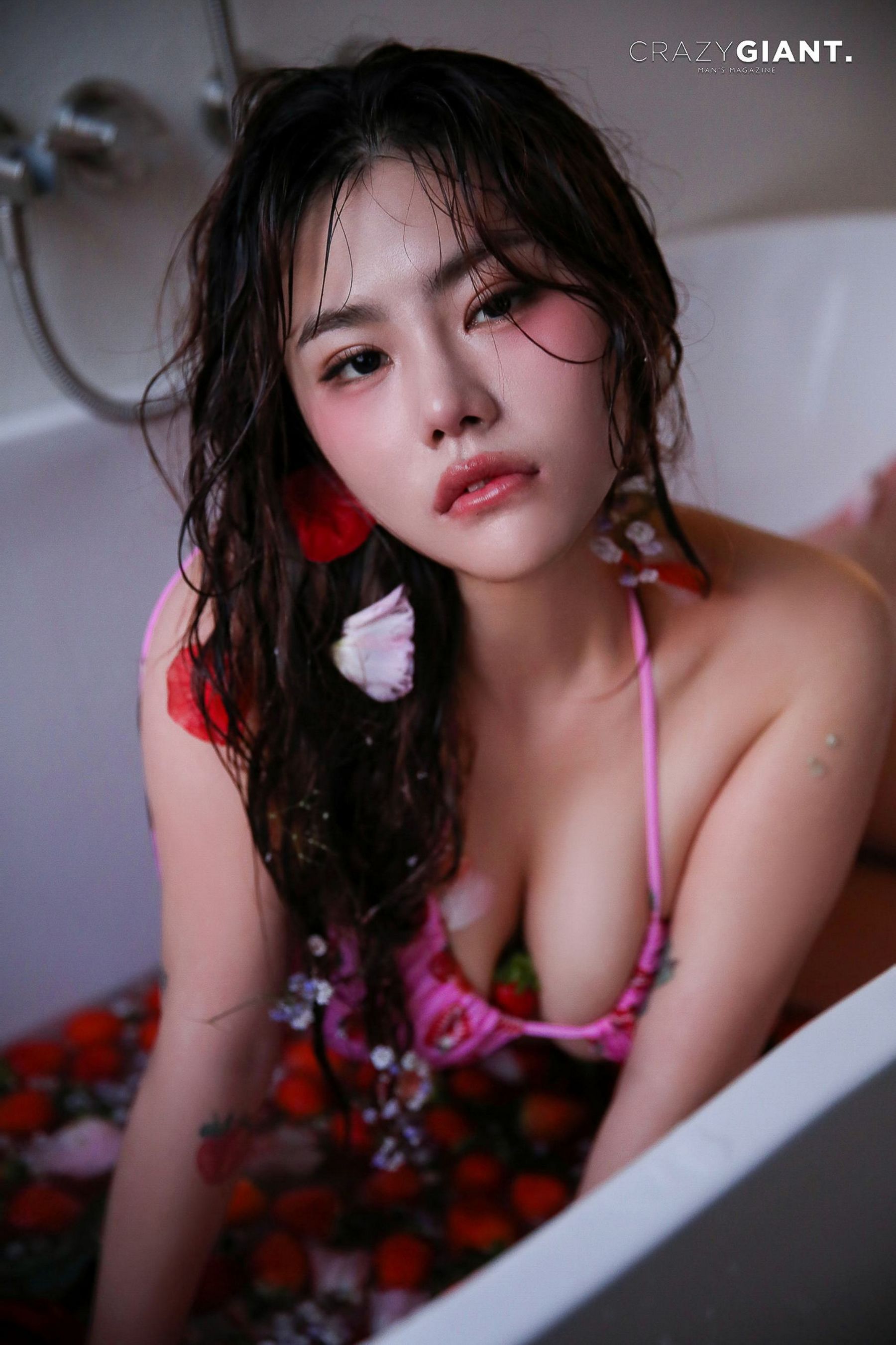 [CRAZY GIANT] BANI - Strawberry Vibes/(77P)