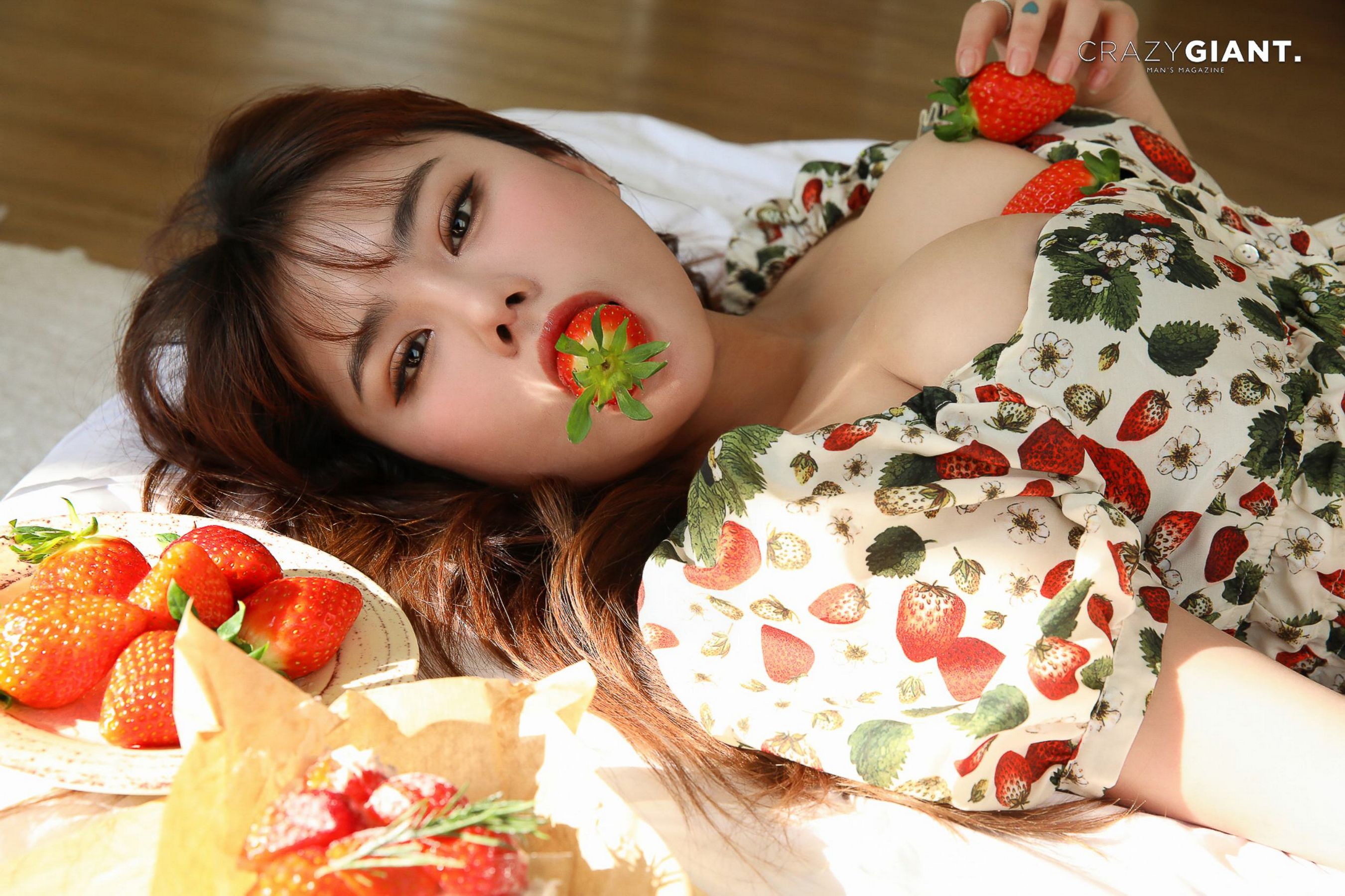 [CRAZY GIANT] BANI - Strawberry Vibes/(77P)