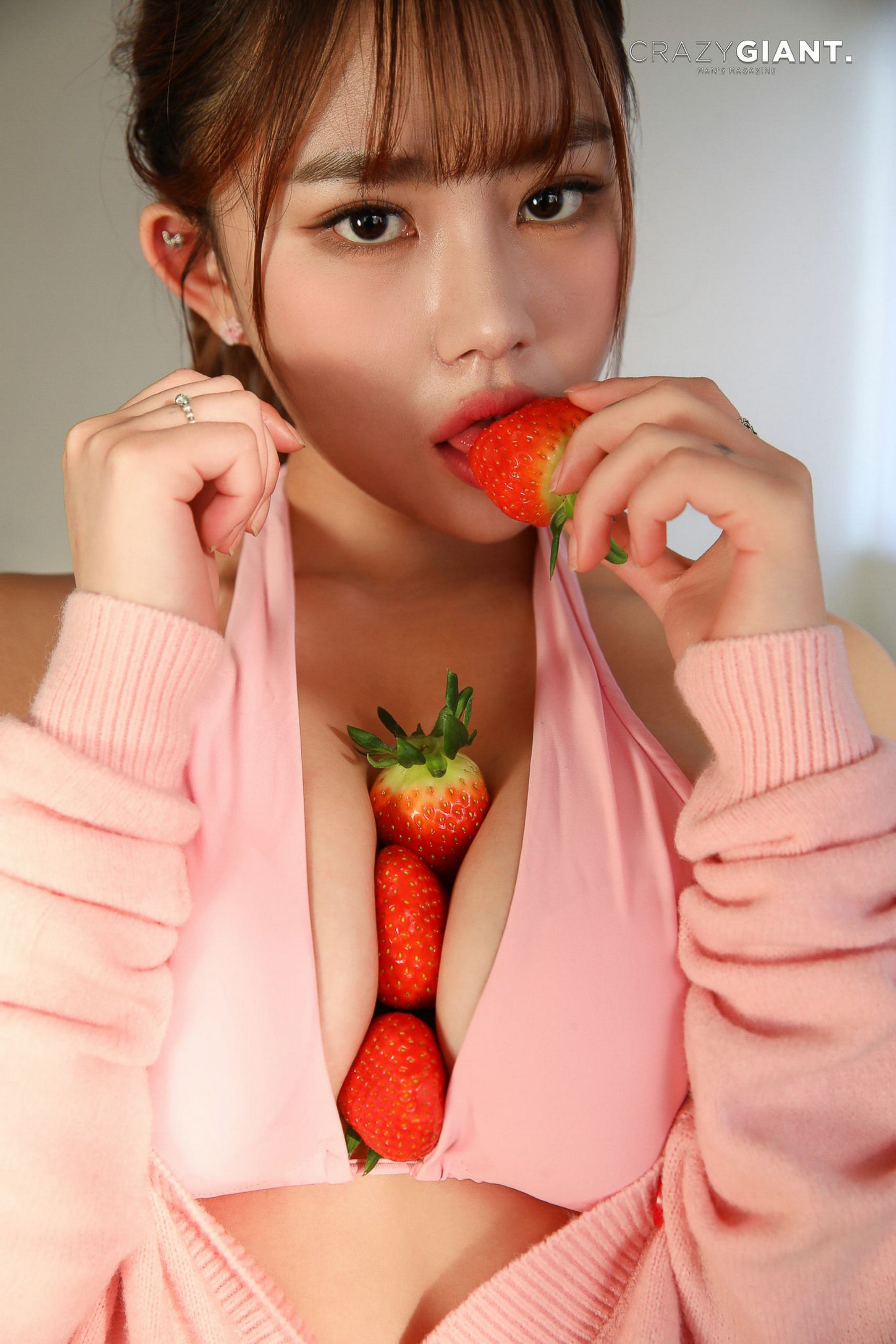 [CRAZY GIANT] BANI - Strawberry Vibes/(77P)