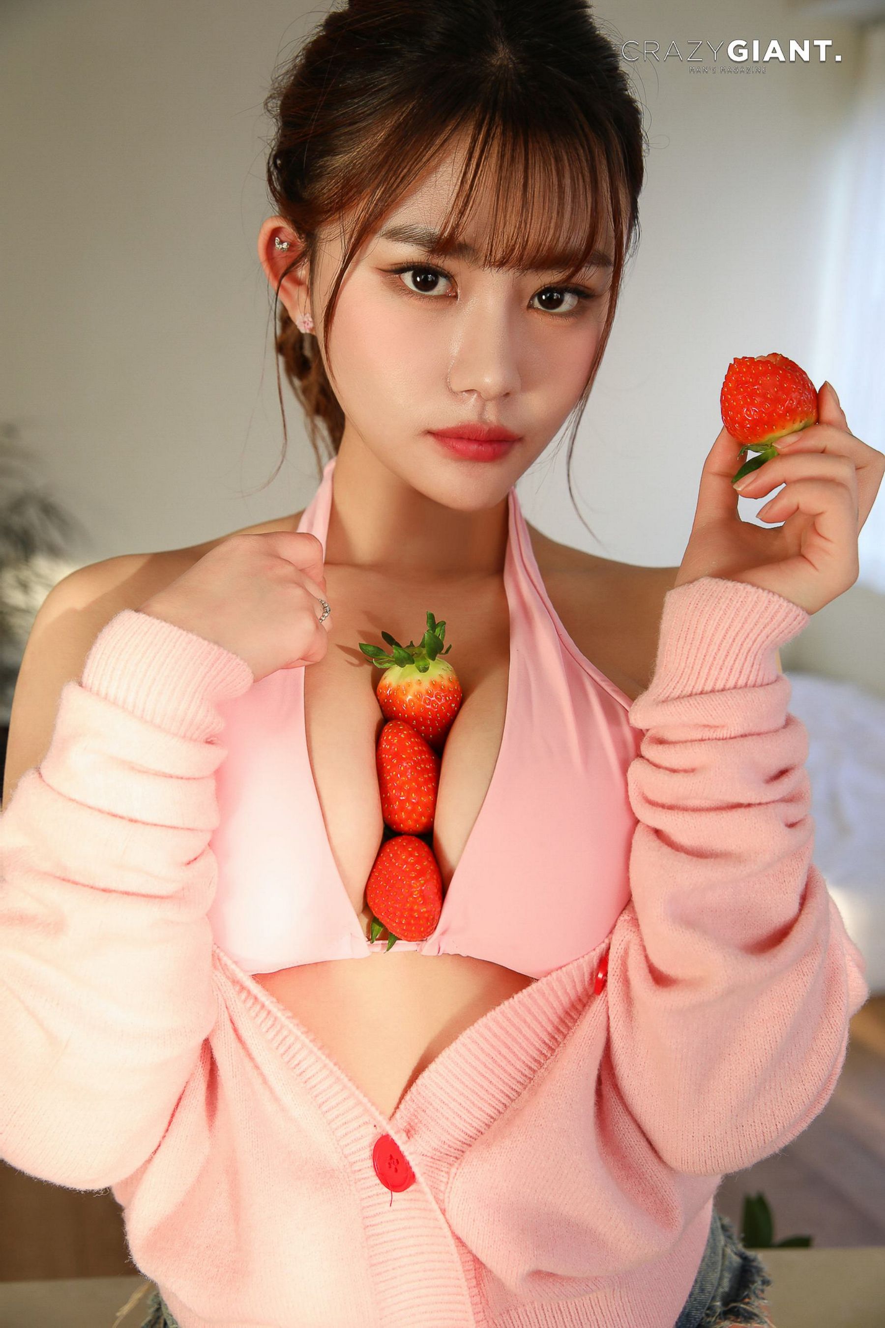 [CRAZY GIANT] BANI - Strawberry Vibes/(77P)
