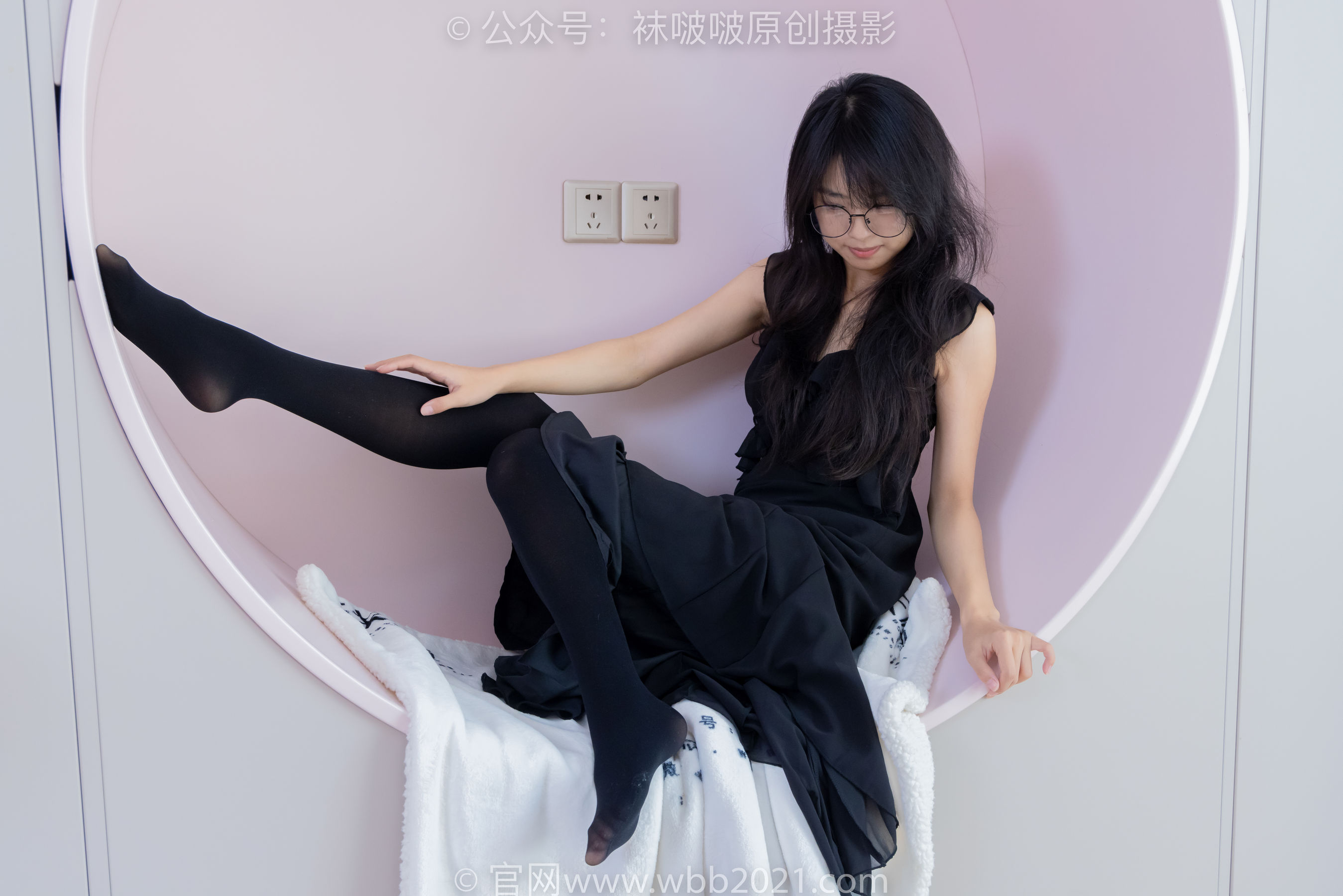 BoBoSocks袜啵啵 No.511 奶油 - 平底鞋、厚黑丝、做瑜伽动作时老头乐挠脚剧情/(140P)