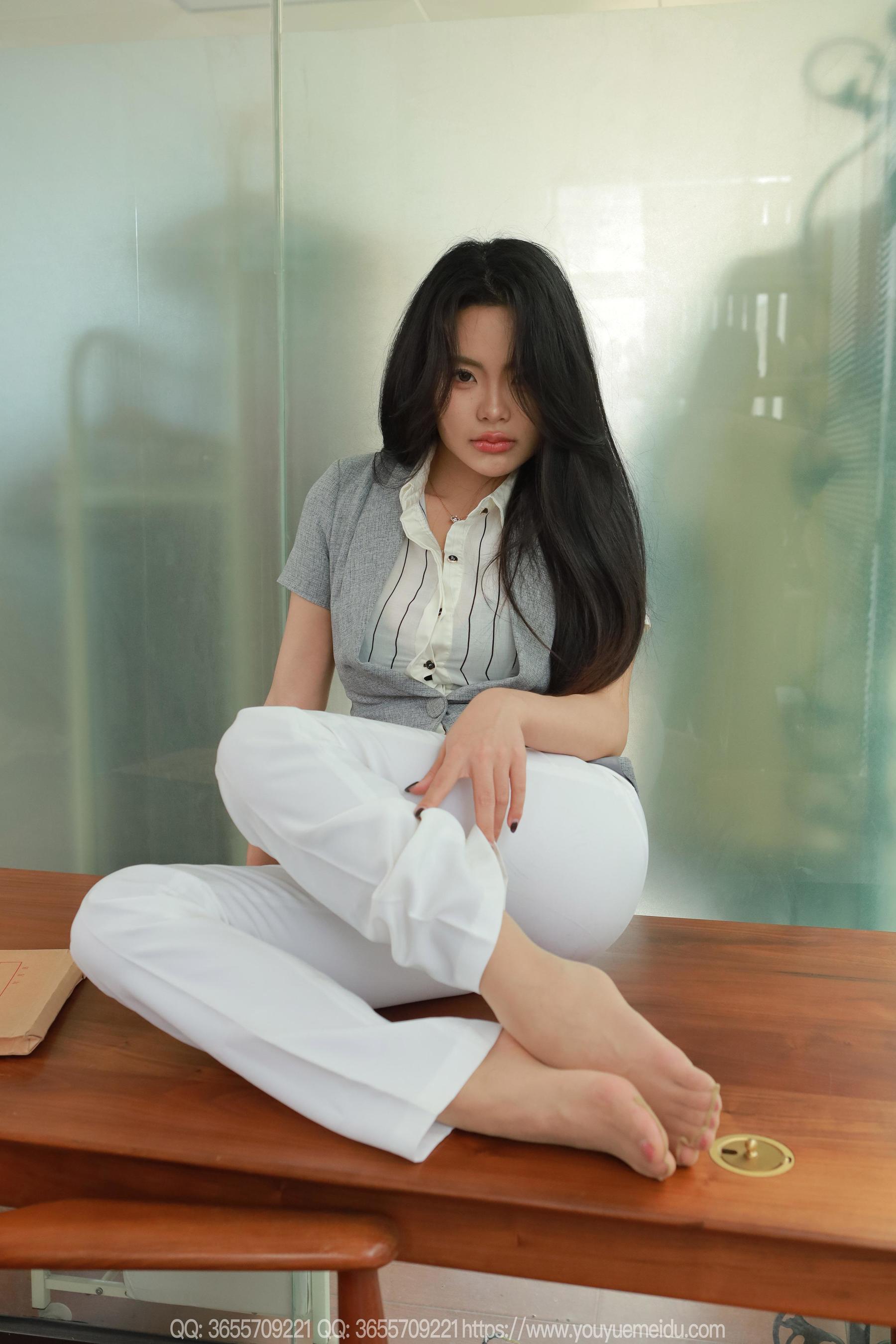 IESS异思趣向 - 模特： 兔兔 《白色裤里丝》/(84P)