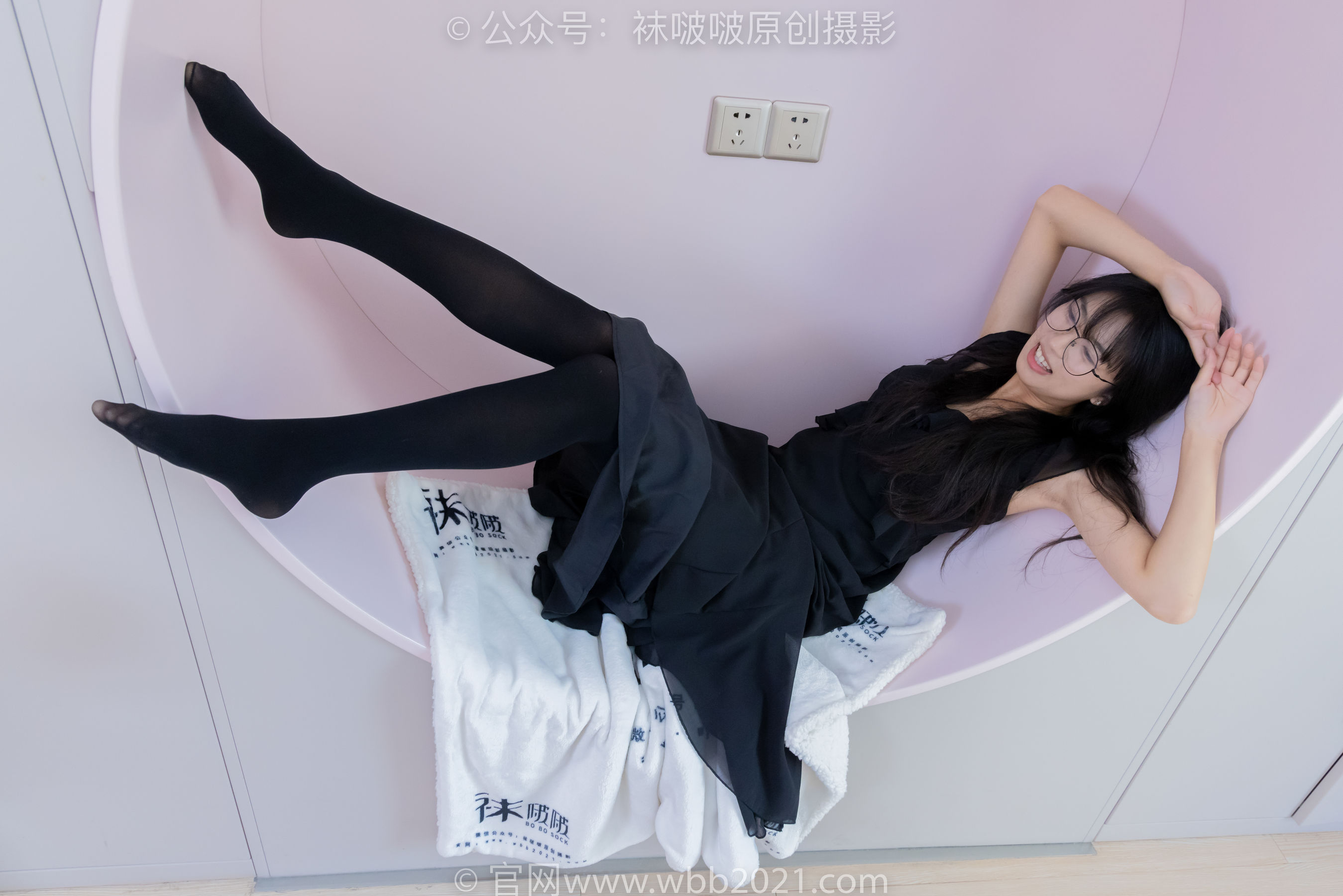 BoBoSocks袜啵啵 No.511 奶油 - 平底鞋、厚黑丝、做瑜伽动作时老头乐挠脚剧情/(140P)