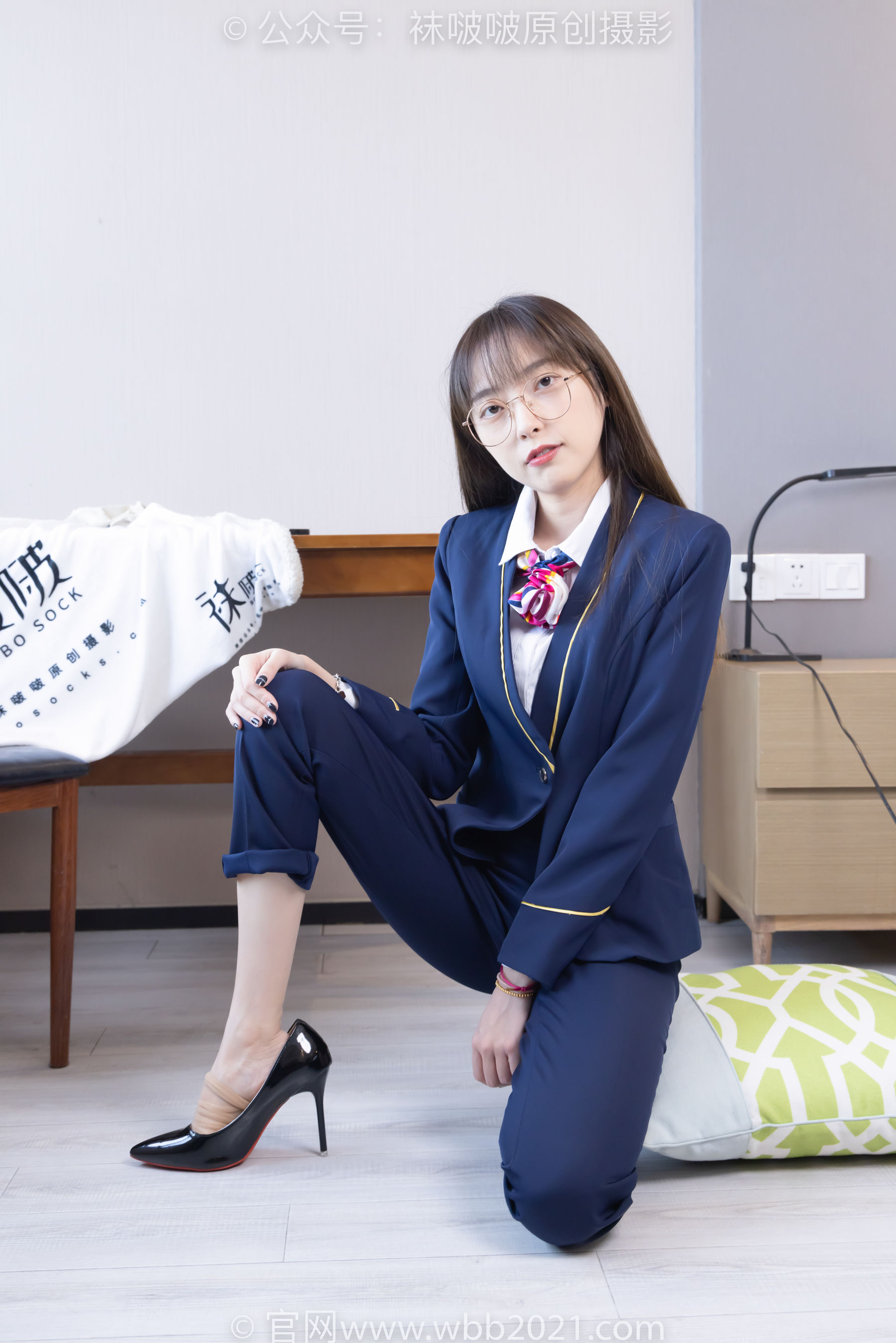 BoBoSocks袜啵啵 No.509 稚予 - 高跟鞋、短肉丝、黑色美甲、银行制服、半脱袜子/(150P)