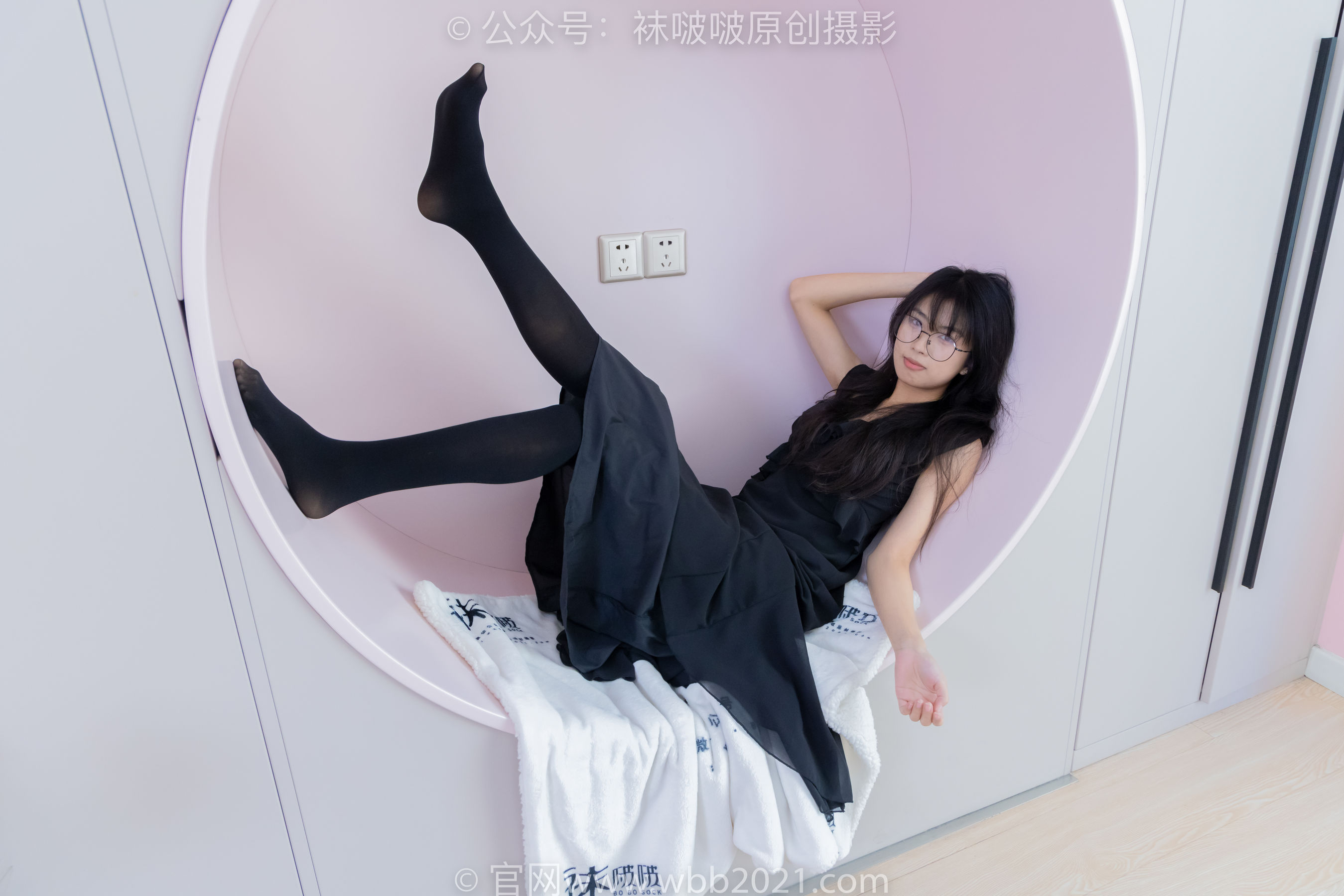 BoBoSocks袜啵啵 No.511 奶油 - 平底鞋、厚黑丝、做瑜伽动作时老头乐挠脚剧情/(140P)