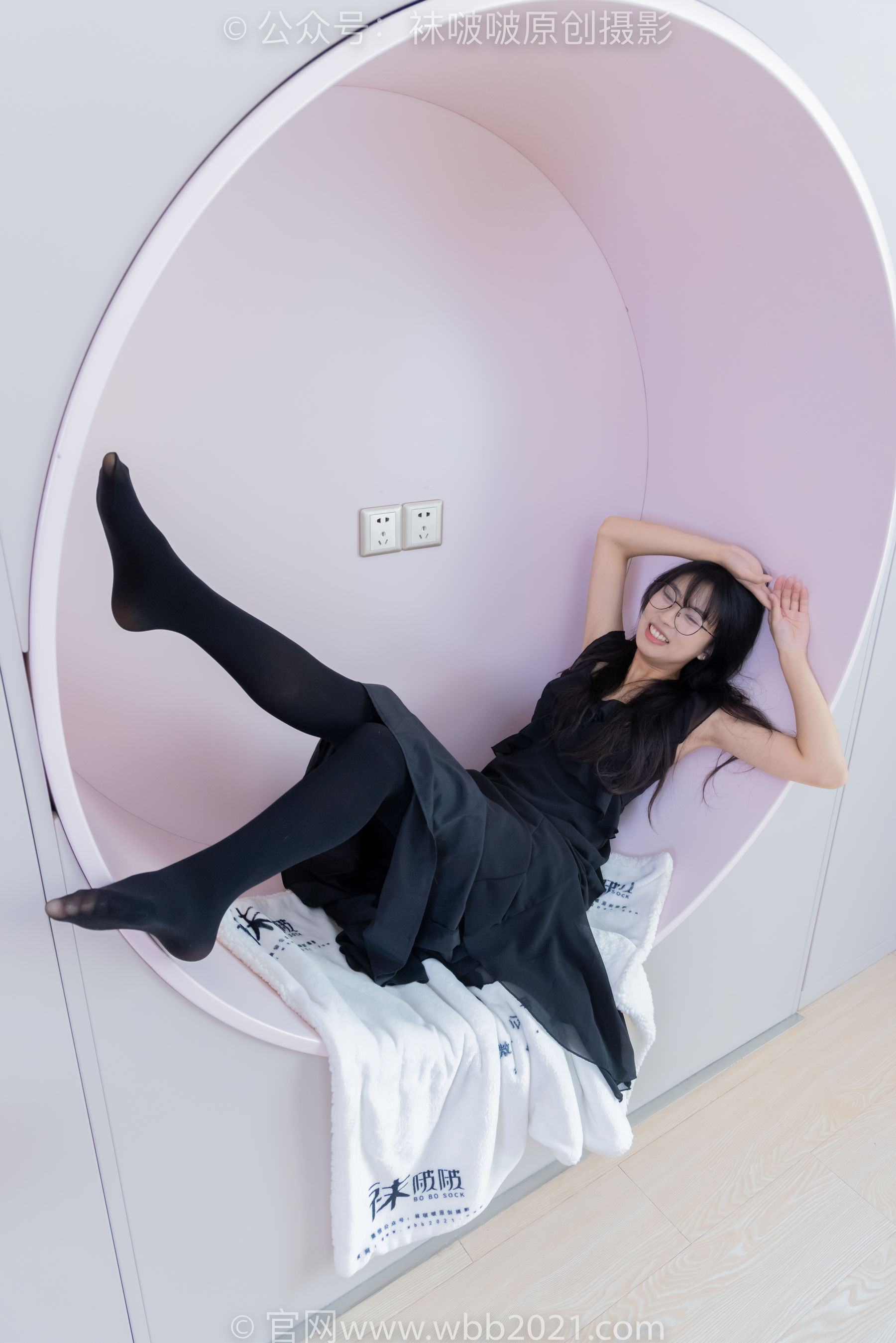 BoBoSocks袜啵啵 No.511 奶油 - 平底鞋、厚黑丝、做瑜伽动作时老头乐挠脚剧情/(140P)