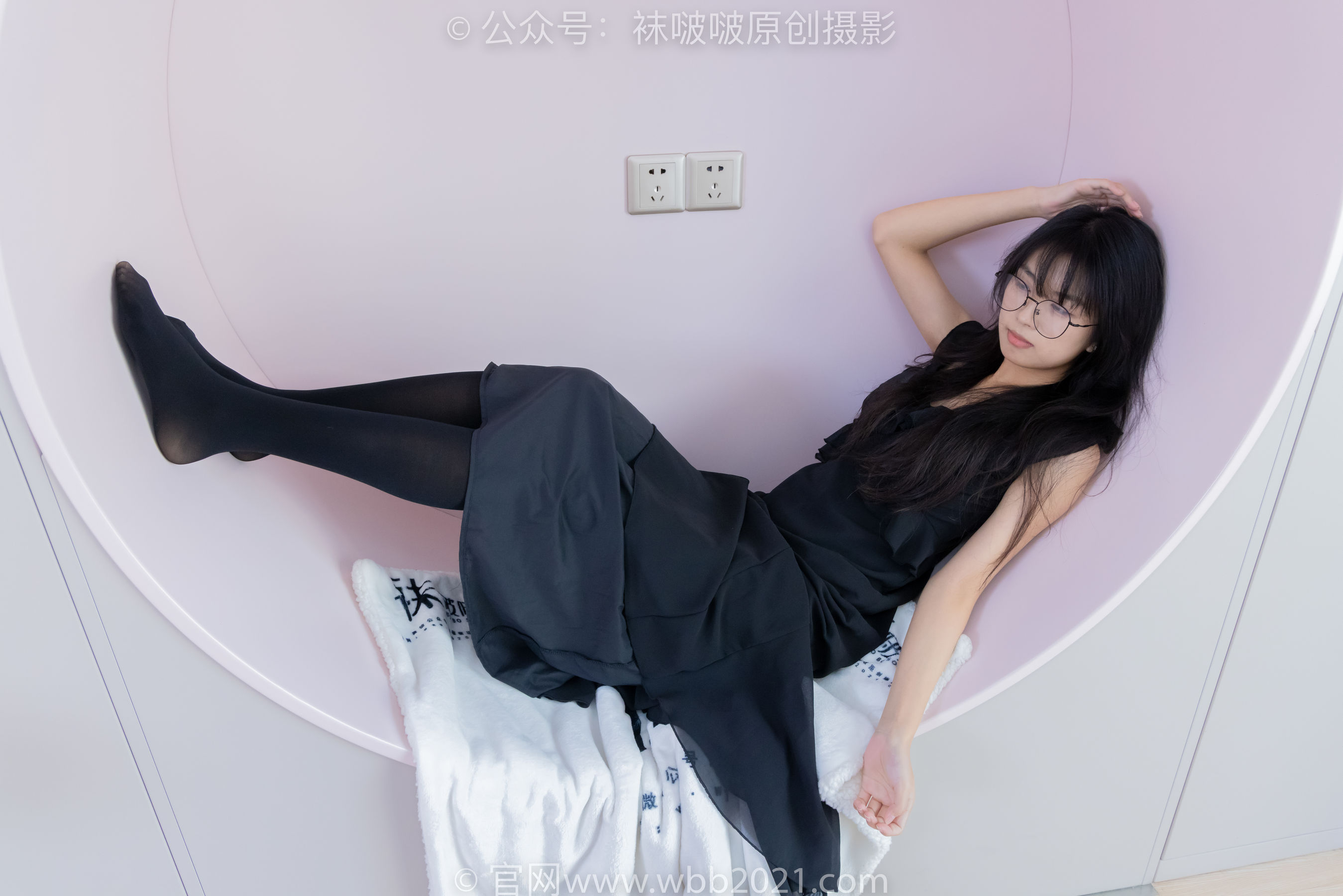 BoBoSocks袜啵啵 No.511 奶油 - 平底鞋、厚黑丝、做瑜伽动作时老头乐挠脚剧情/(140P)