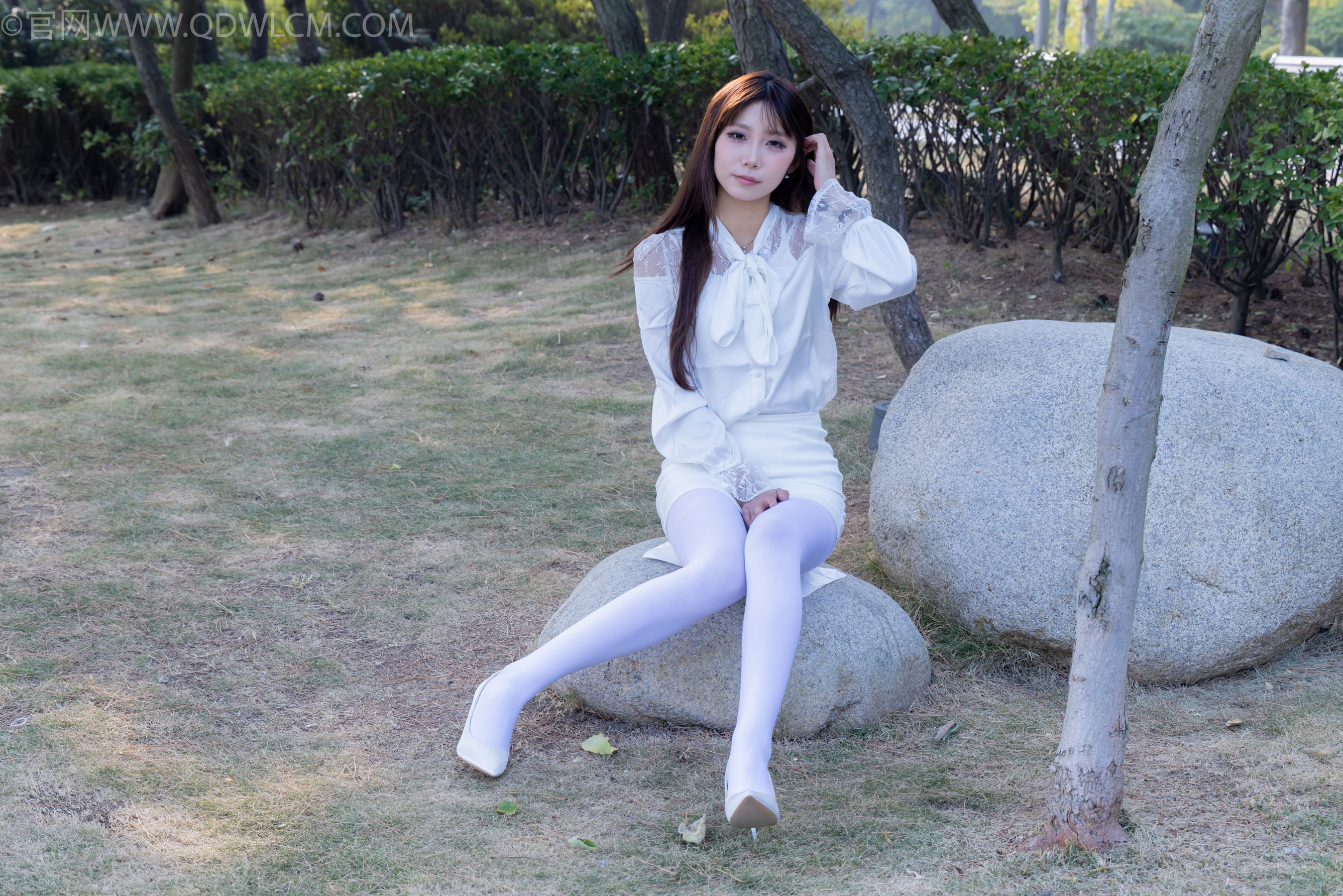 物恋传媒 No.2271 泡泡 -高跟鞋、厚白丝、户外/(261P)