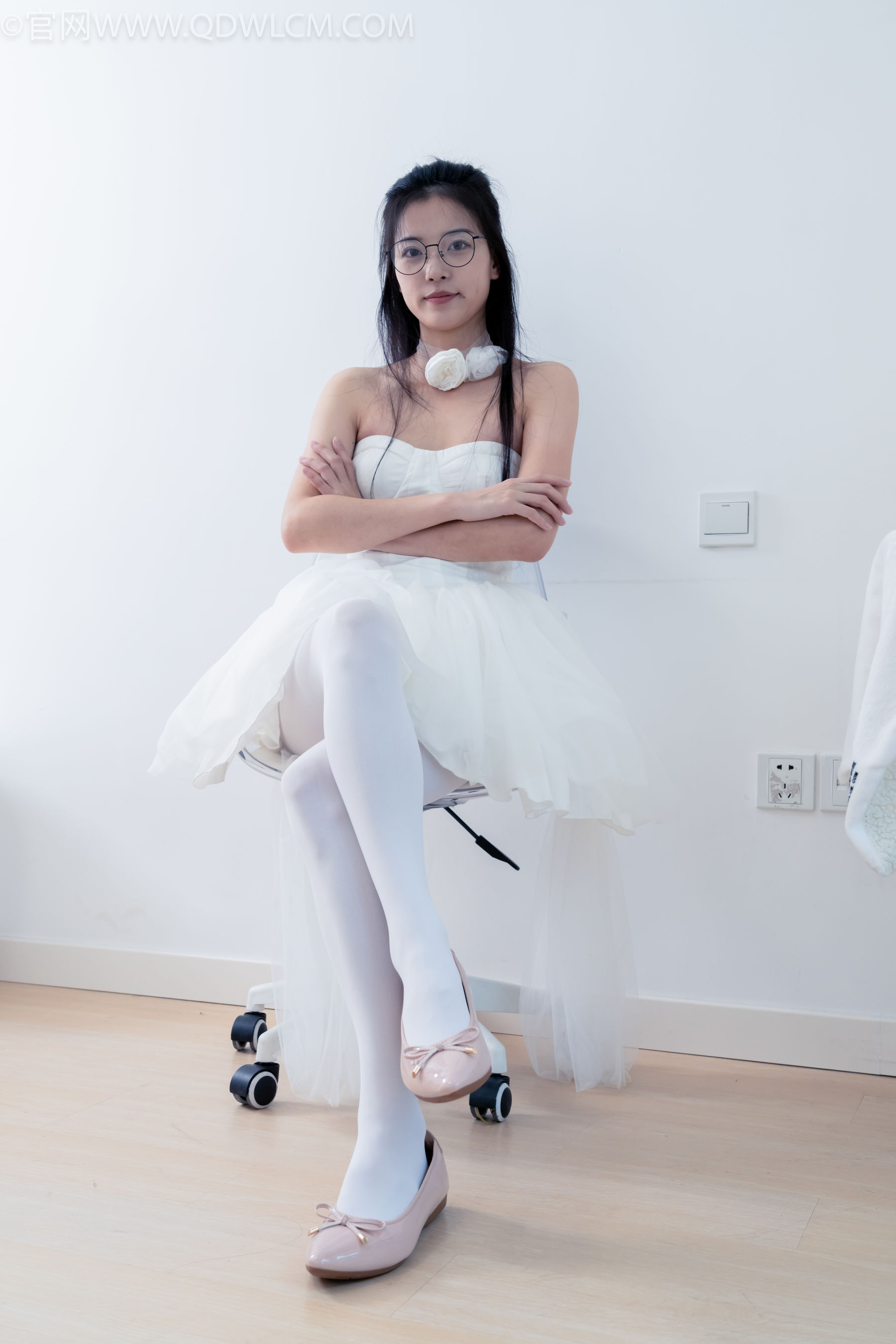 物恋传媒 No.2268 茯苓 -平底鞋、厚白丝、皮筋绑脚老头乐挠脚剧情/(169P)