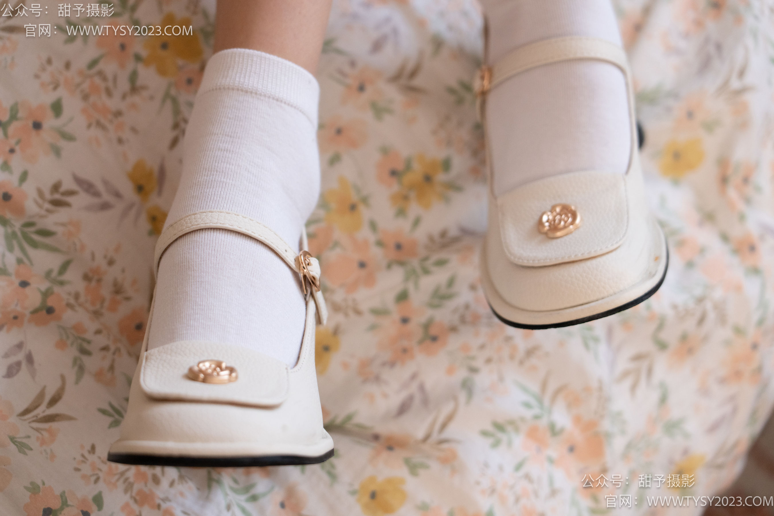 甜予摄影 No.105 齐齐 - 高跟鞋、白棉袜、裸足/(128P)