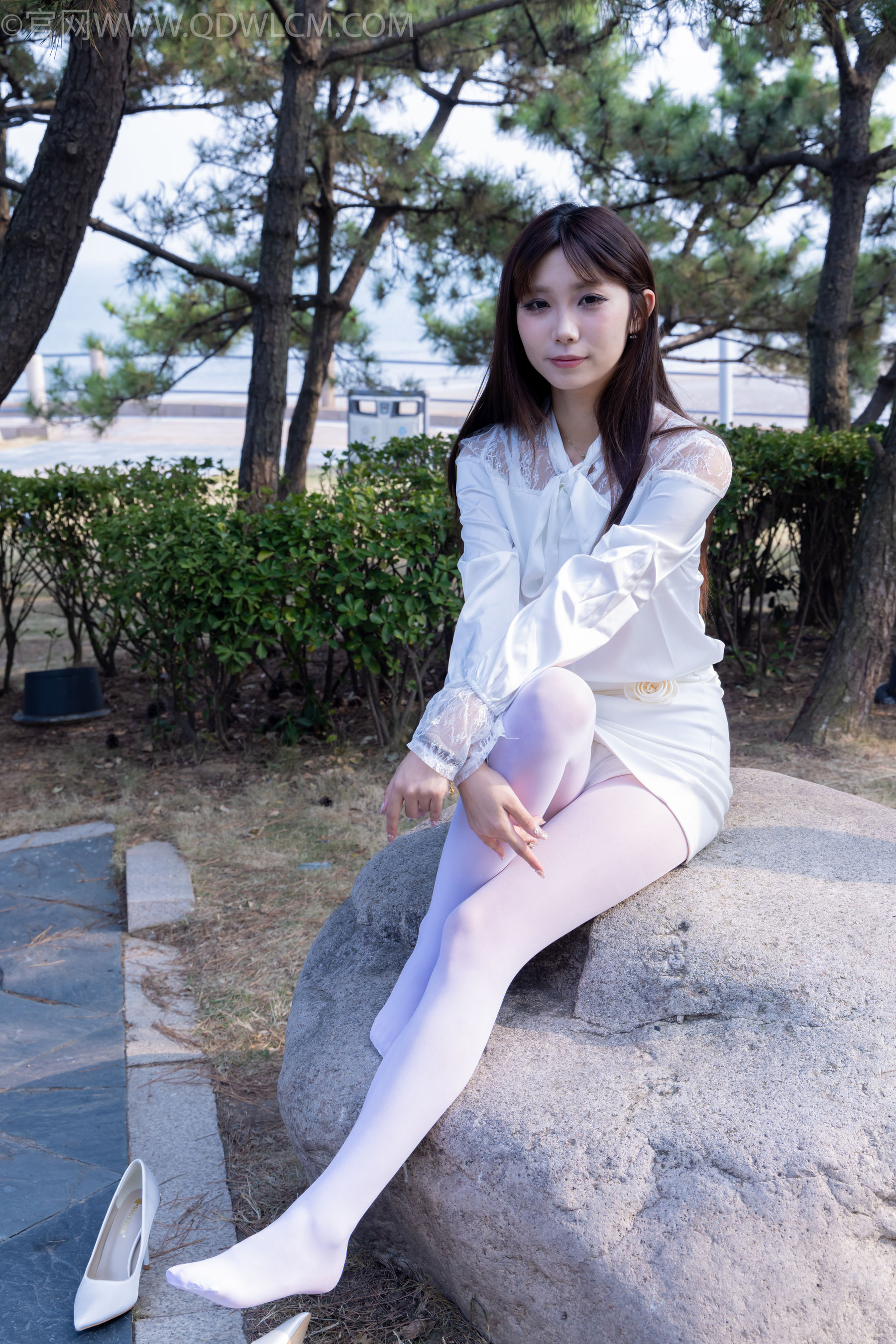 物恋传媒 No.2271 泡泡 -高跟鞋、厚白丝、户外/(261P)