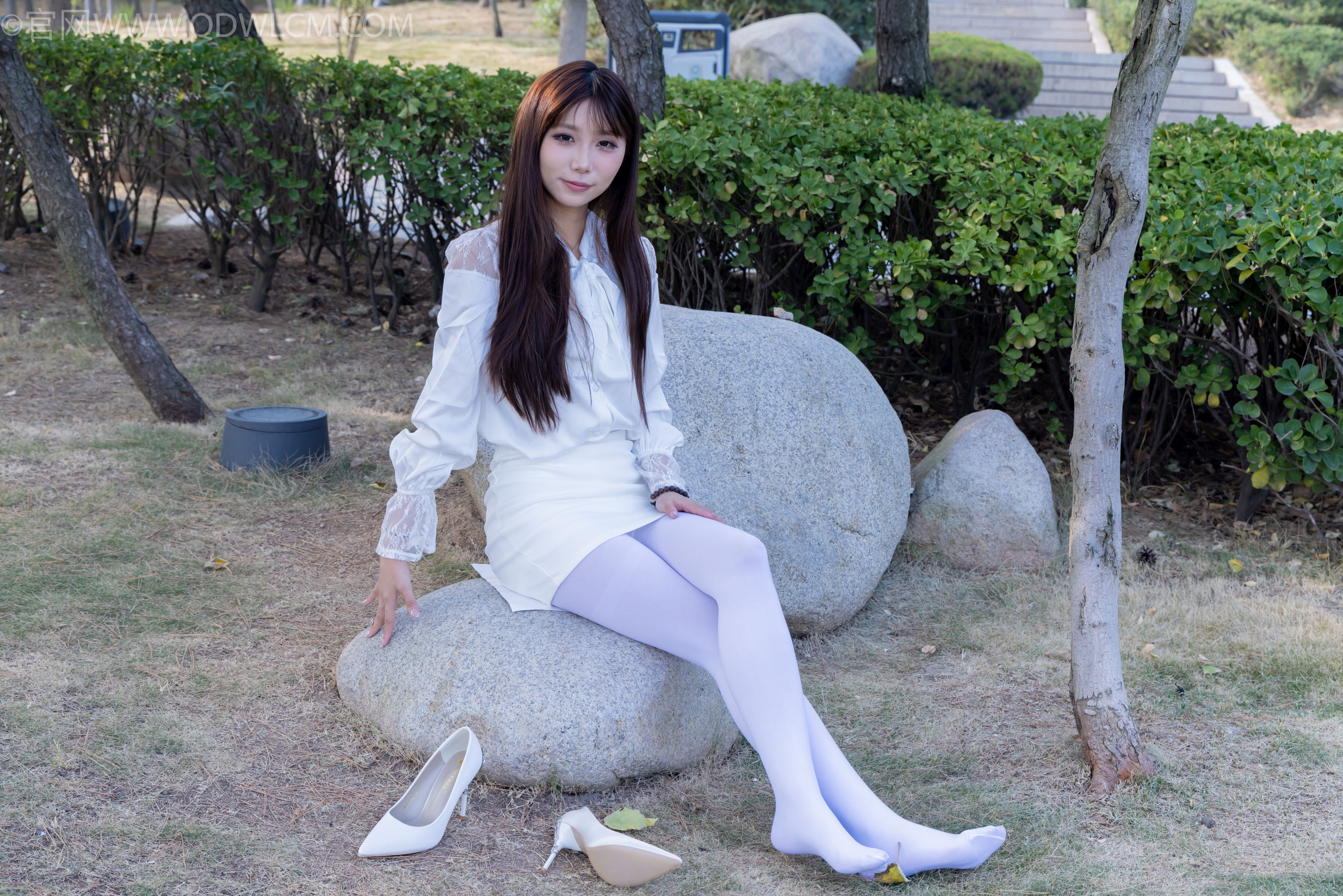 物恋传媒 No.2271 泡泡 -高跟鞋、厚白丝、户外/(261P)