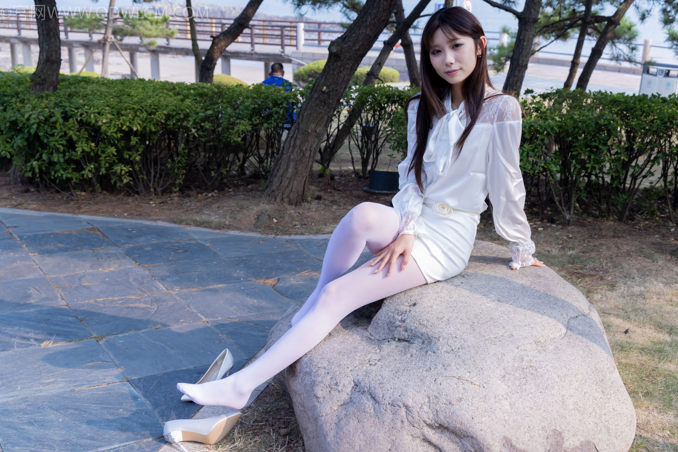 物恋传媒 No.2271 泡泡 -高跟鞋、厚白丝、户外/(261P)