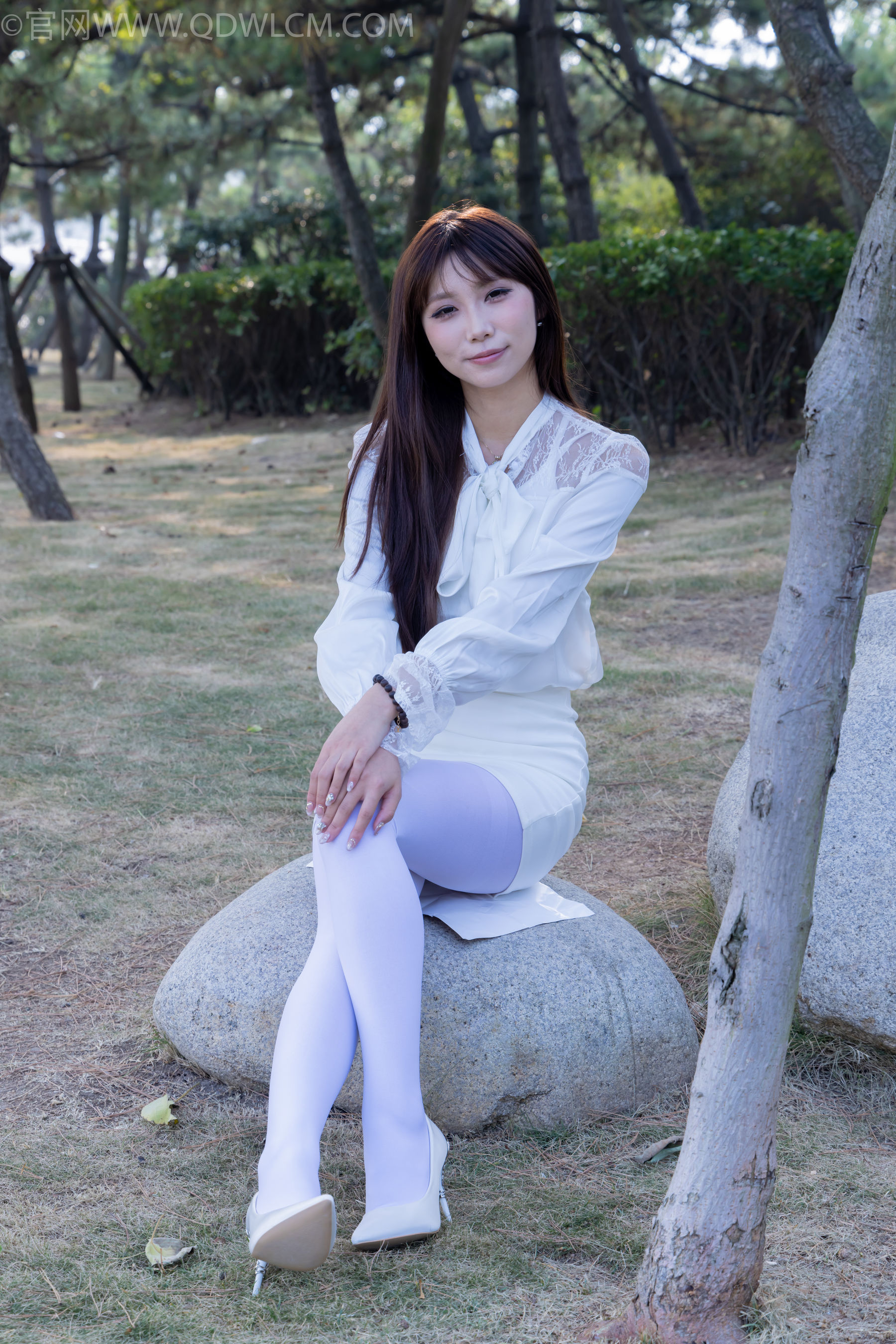 物恋传媒 No.2271 泡泡 -高跟鞋、厚白丝、户外/(261P)