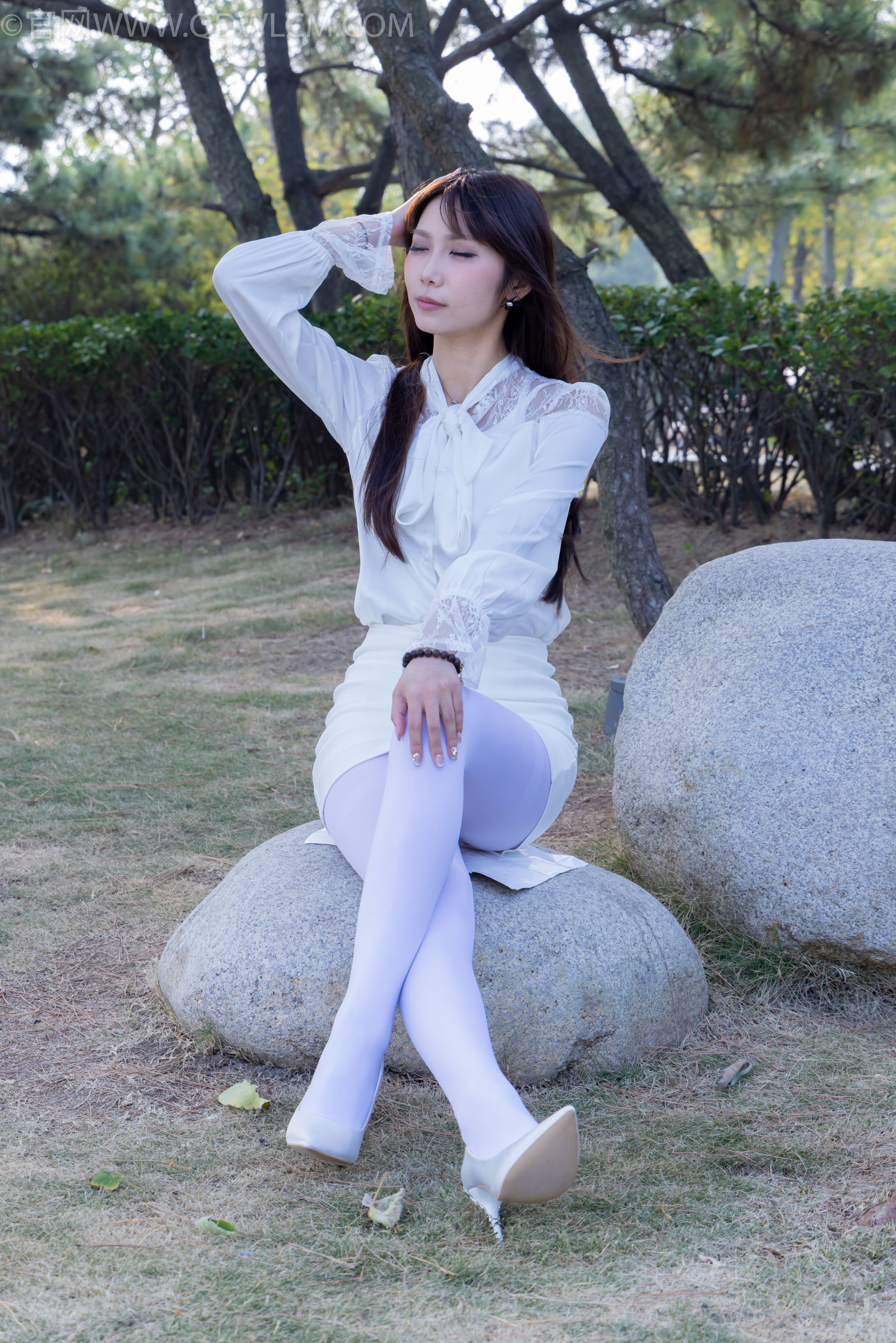 物恋传媒 No.2271 泡泡 -高跟鞋、厚白丝、户外/(261P)