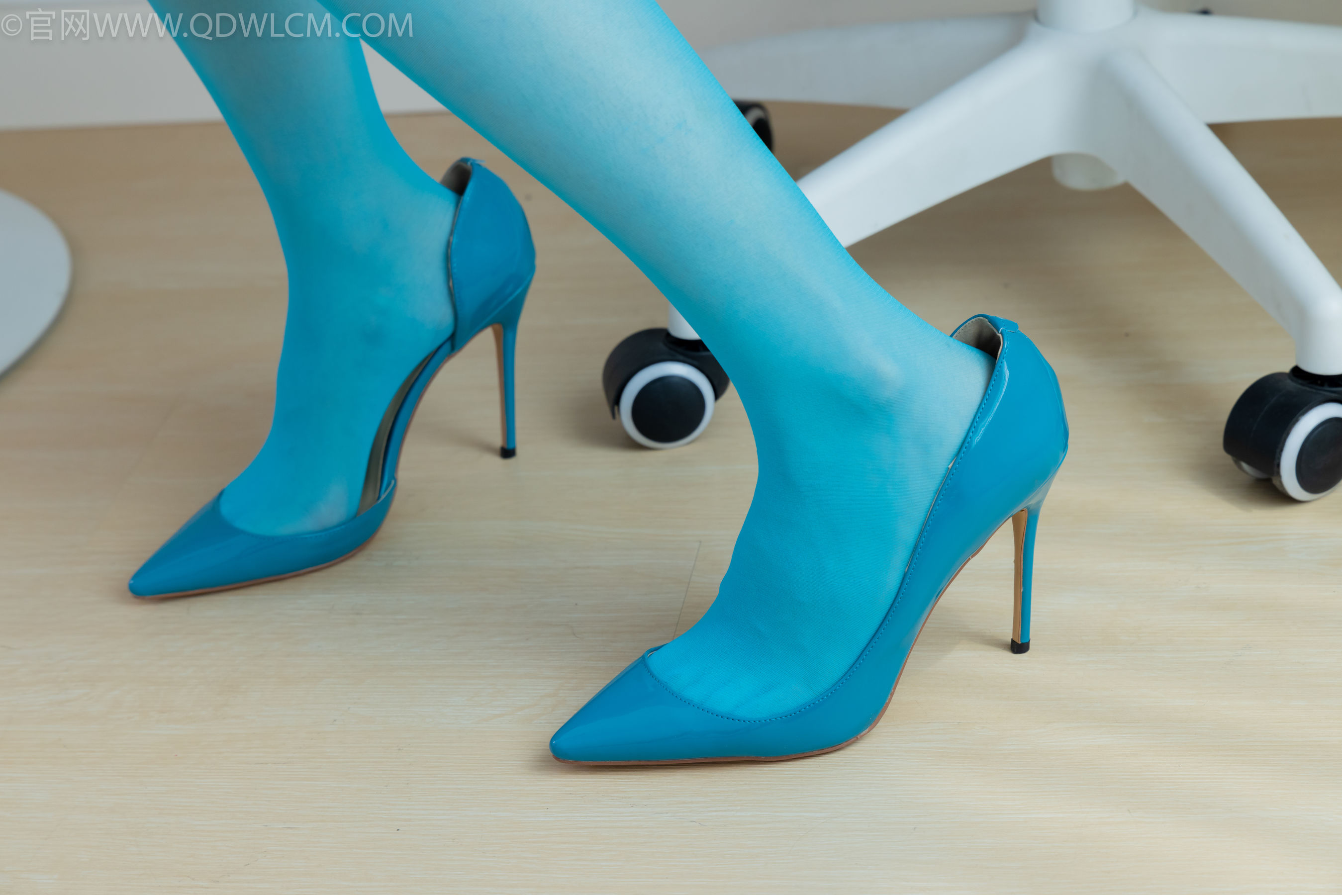 物恋传媒 No.2269 菜菜 -高跟鞋、薄蓝绿色丝、胶带绑脚踝老头乐挠脚剧情/(151P)