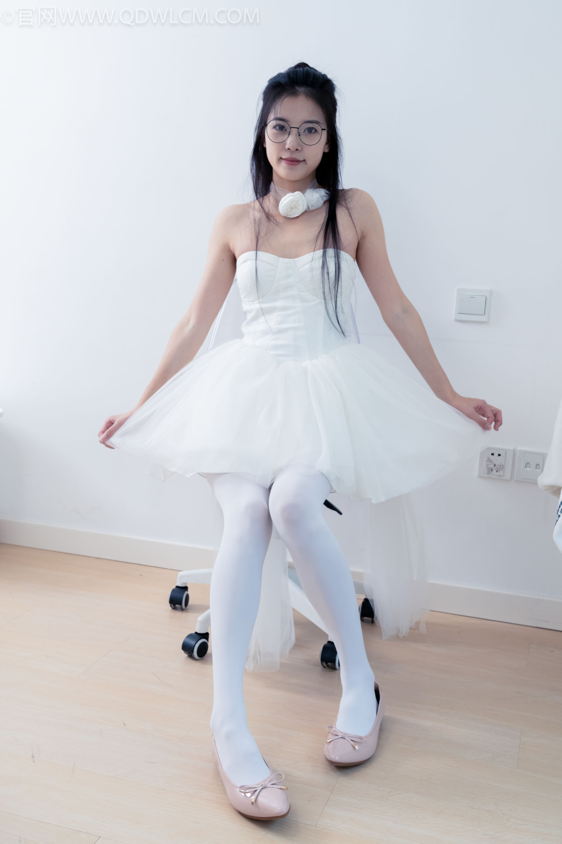 物恋传媒 No.2268 茯苓 -平底鞋、厚白丝、皮筋绑脚老头乐挠脚剧情/(169P)