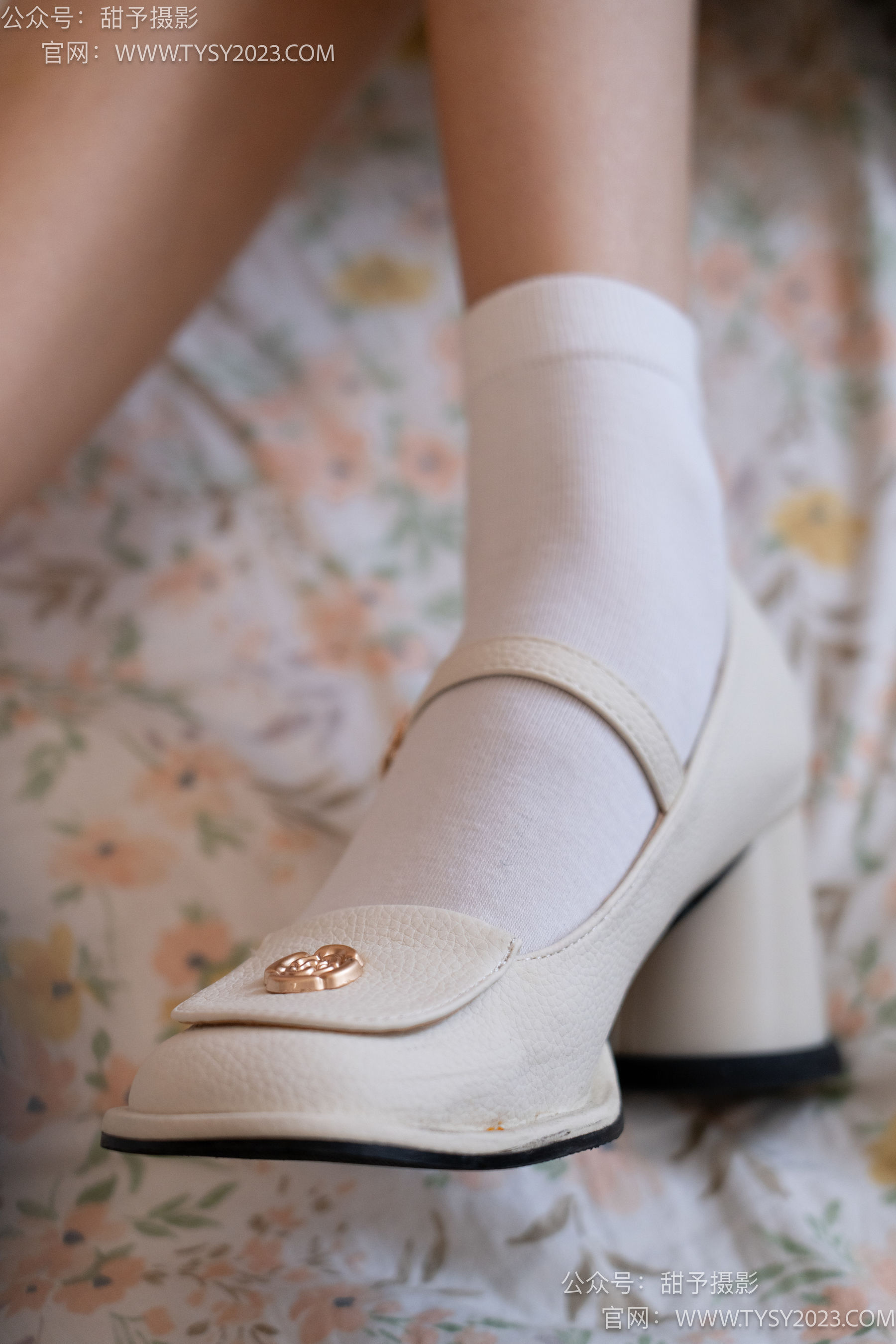 甜予摄影 No.105 齐齐 - 高跟鞋、白棉袜、裸足/(128P)