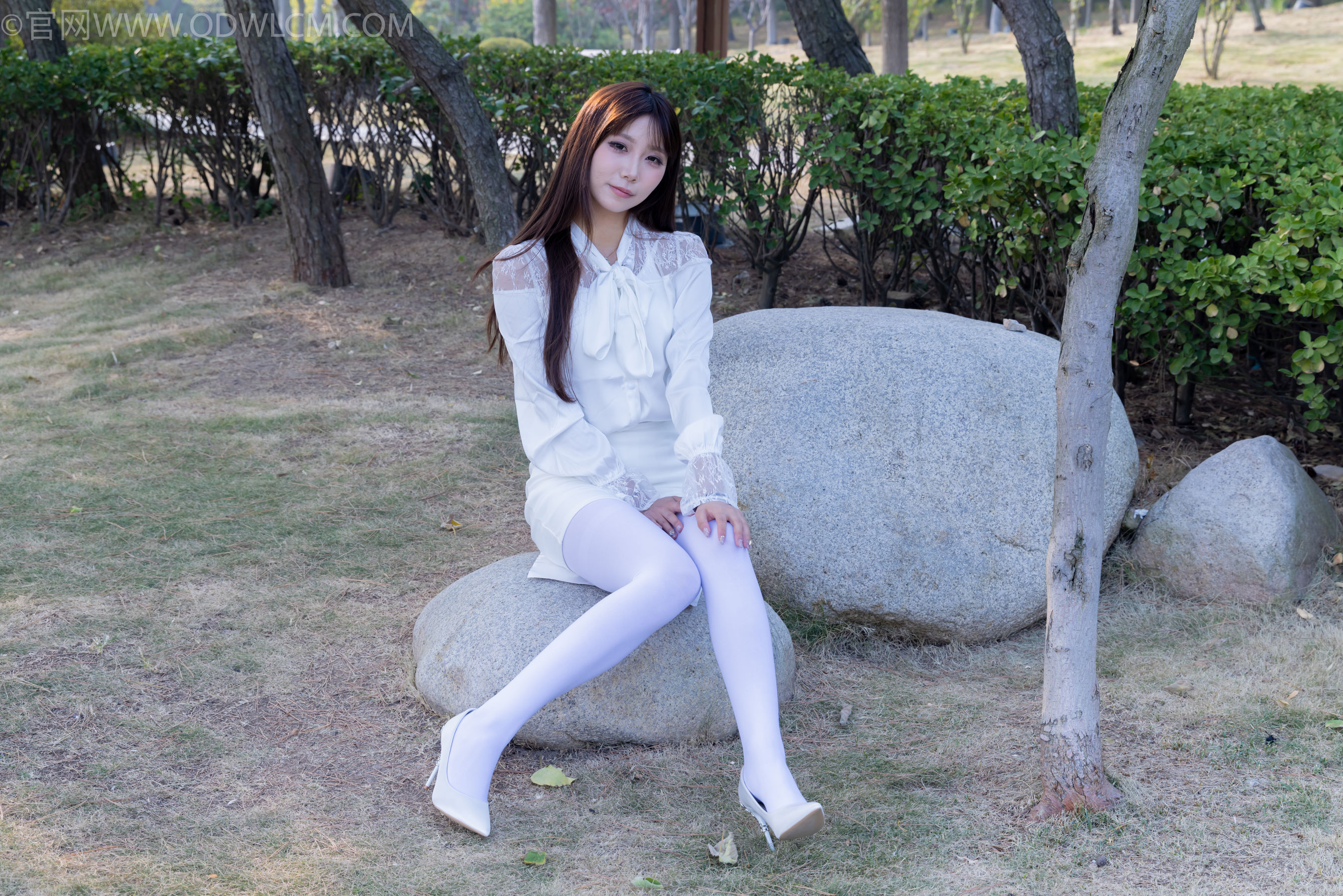 物恋传媒 No.2271 泡泡 -高跟鞋、厚白丝、户外/(261P)