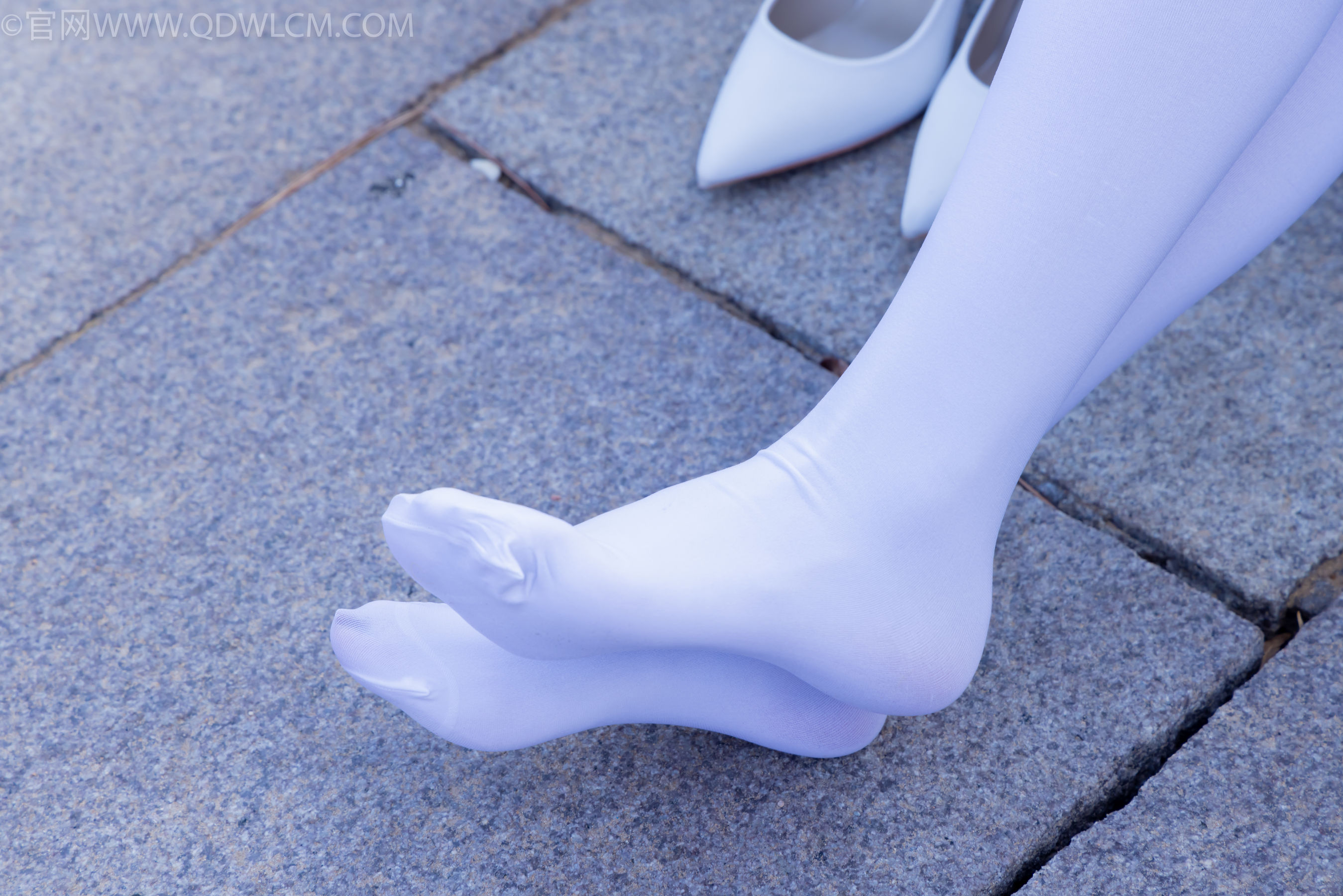 物恋传媒 No.2271 泡泡 -高跟鞋、厚白丝、户外/(261P)