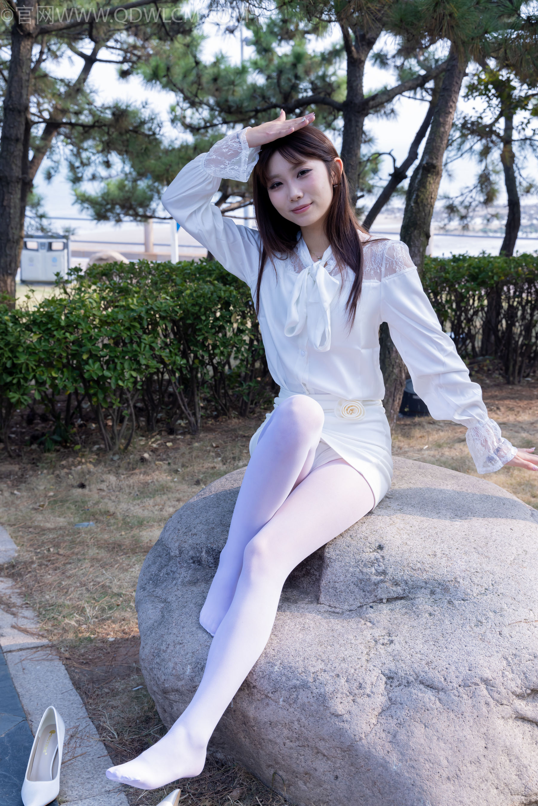 物恋传媒 No.2271 泡泡 -高跟鞋、厚白丝、户外/(261P)