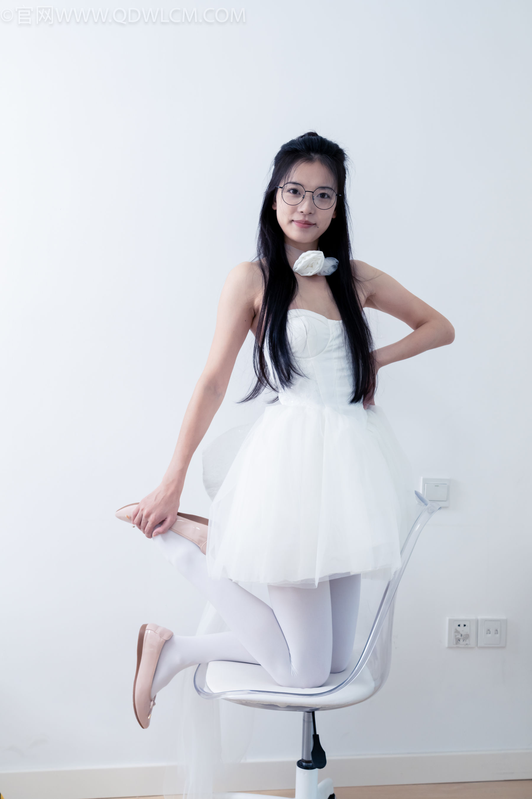 物恋传媒 No.2268 茯苓 -平底鞋、厚白丝、皮筋绑脚老头乐挠脚剧情/(169P)