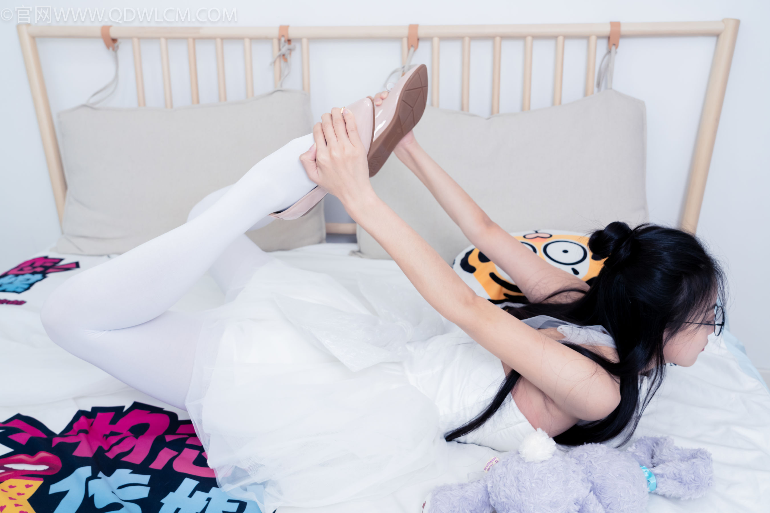 物恋传媒 No.2268 茯苓 -平底鞋、厚白丝、皮筋绑脚老头乐挠脚剧情/(169P)