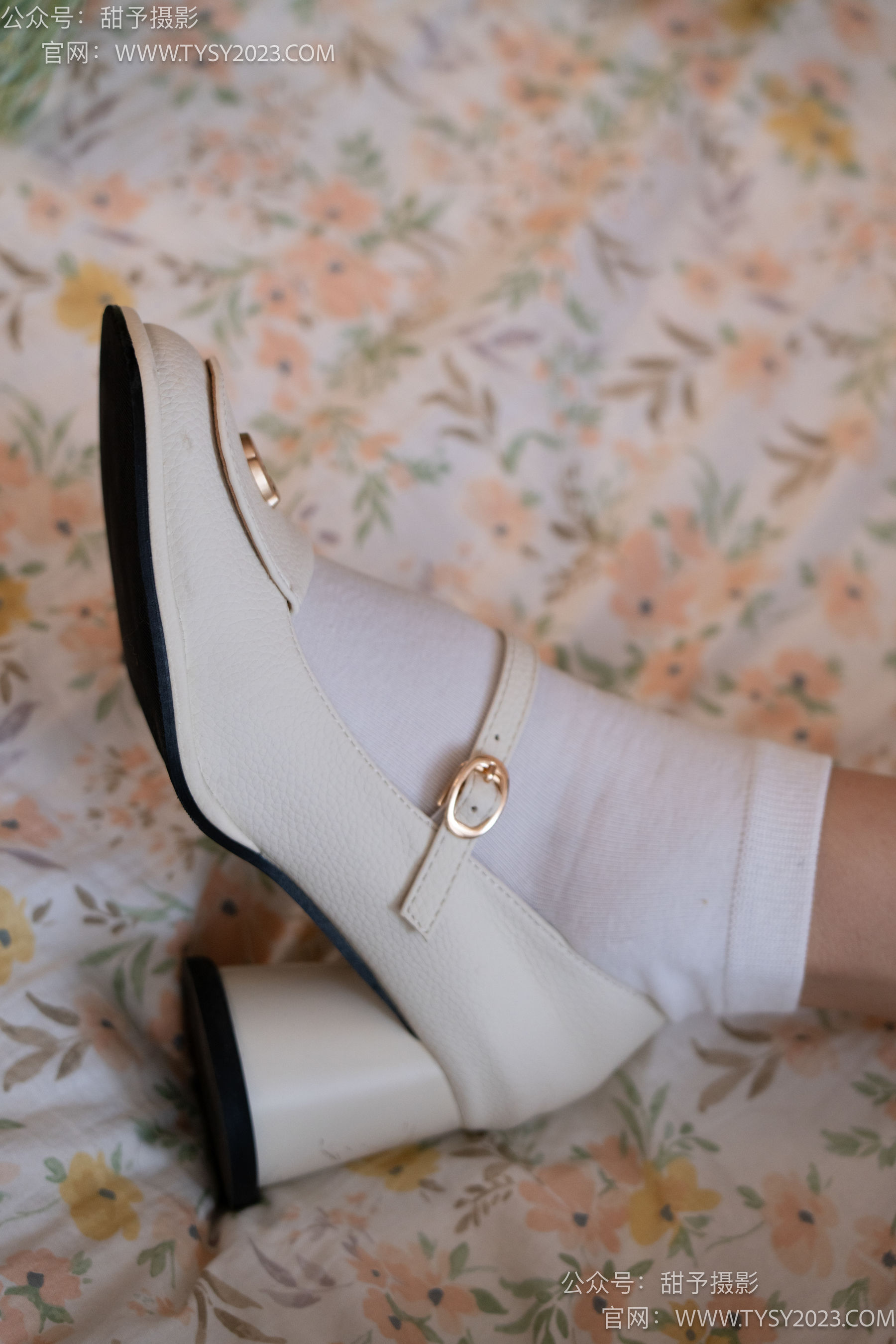 甜予摄影 No.105 齐齐 - 高跟鞋、白棉袜、裸足/(128P)