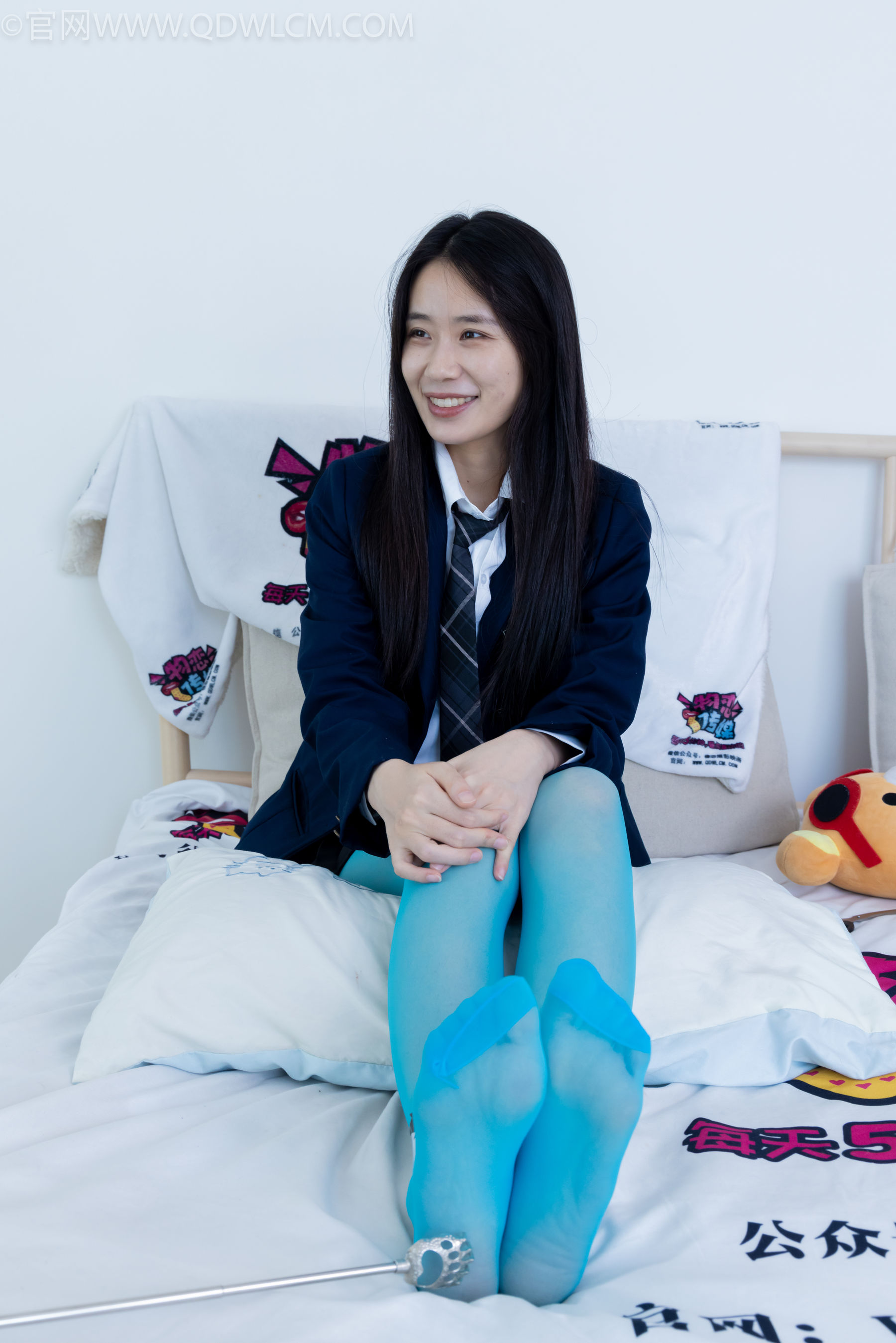 物恋传媒 No.2269 菜菜 -高跟鞋、薄蓝绿色丝、胶带绑脚踝老头乐挠脚剧情/(151P)