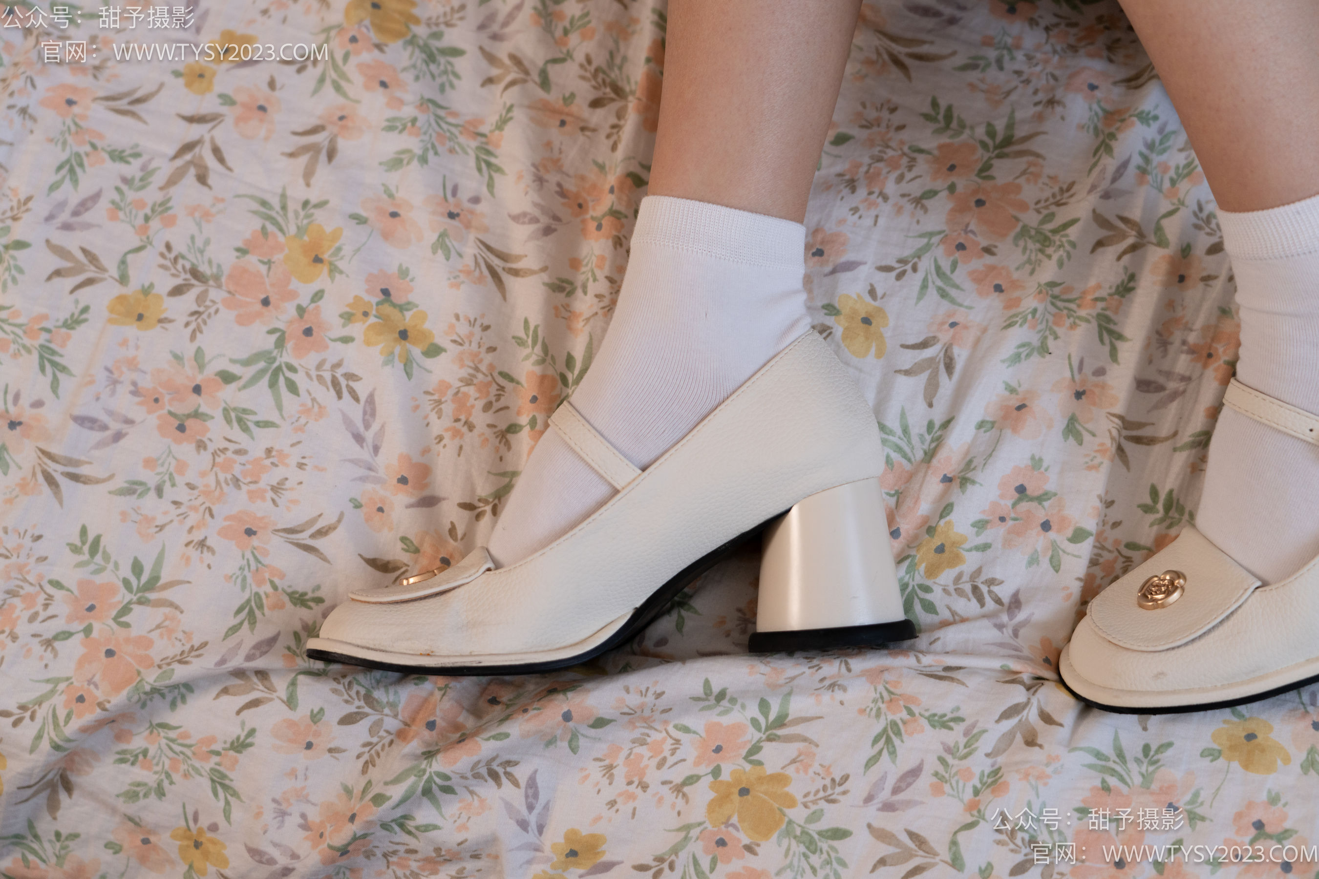 甜予摄影 No.105 齐齐 - 高跟鞋、白棉袜、裸足/(128P)