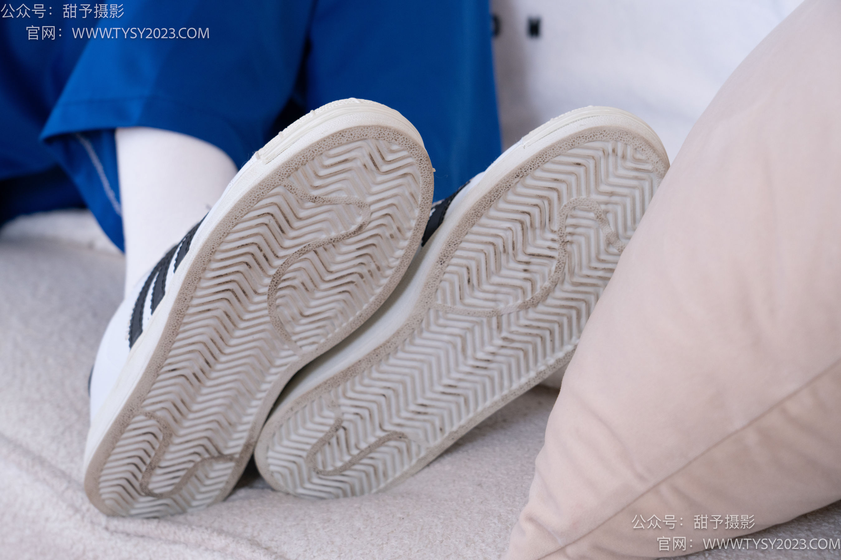 甜予摄影 No.102 澜澜 - 板鞋、白棉袜、肉丝（脚尖微加固款）/(126P)