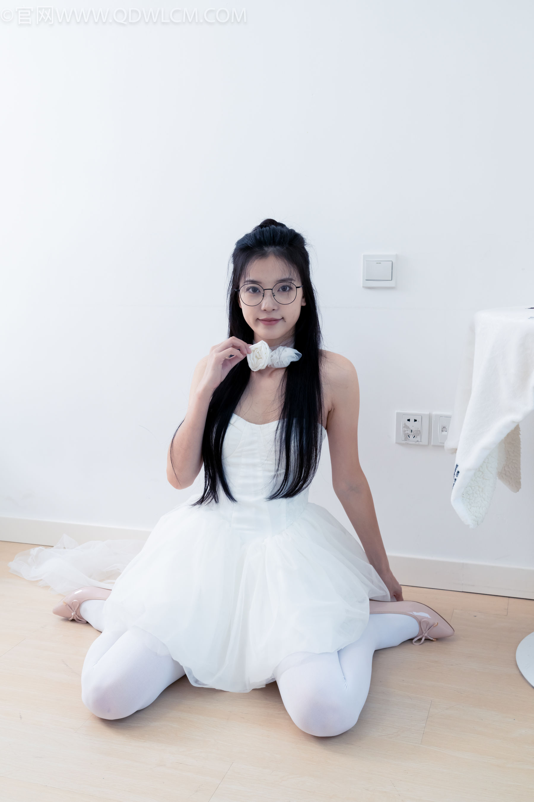 物恋传媒 No.2268 茯苓 -平底鞋、厚白丝、皮筋绑脚老头乐挠脚剧情/(169P)