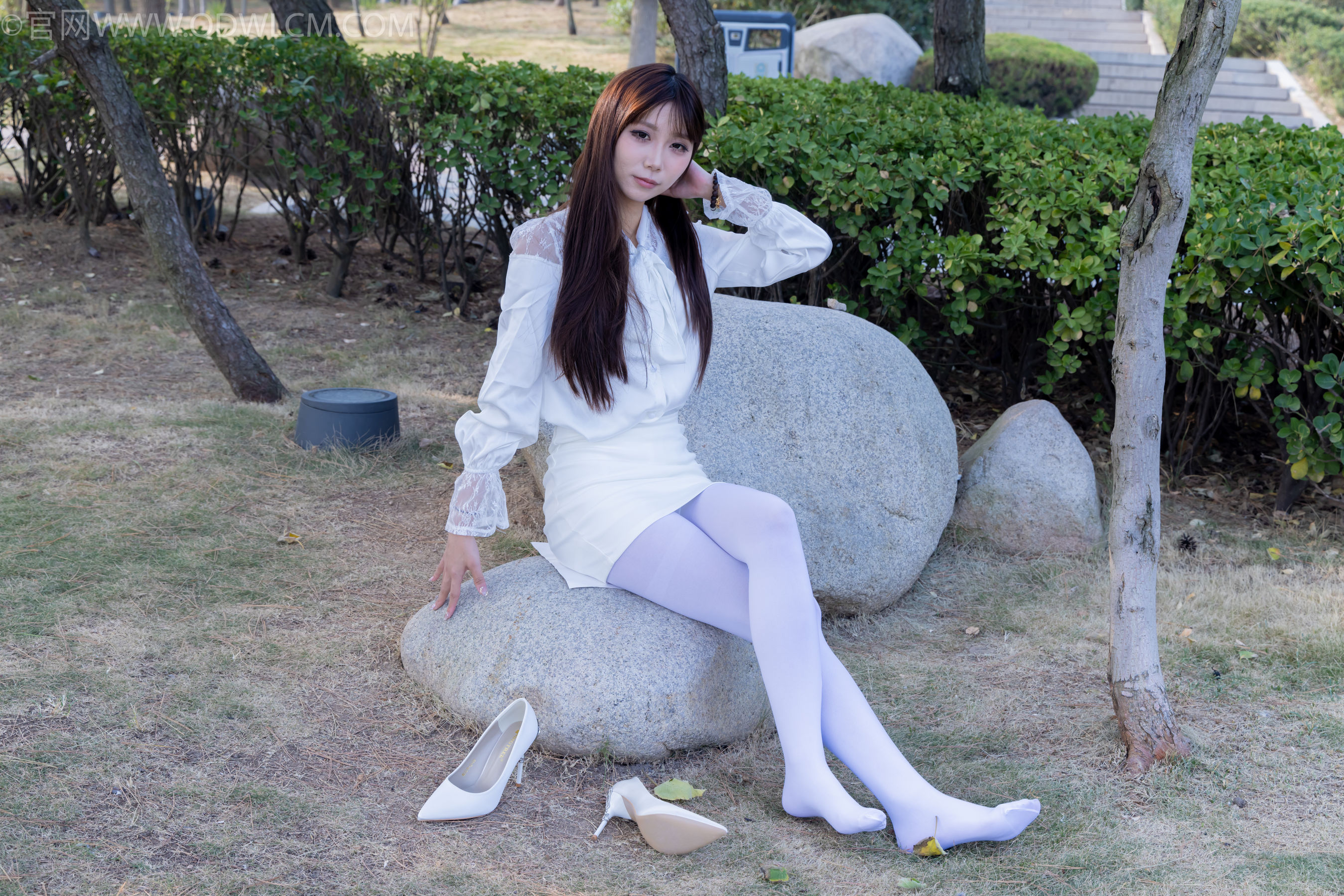 物恋传媒 No.2271 泡泡 -高跟鞋、厚白丝、户外/(261P)