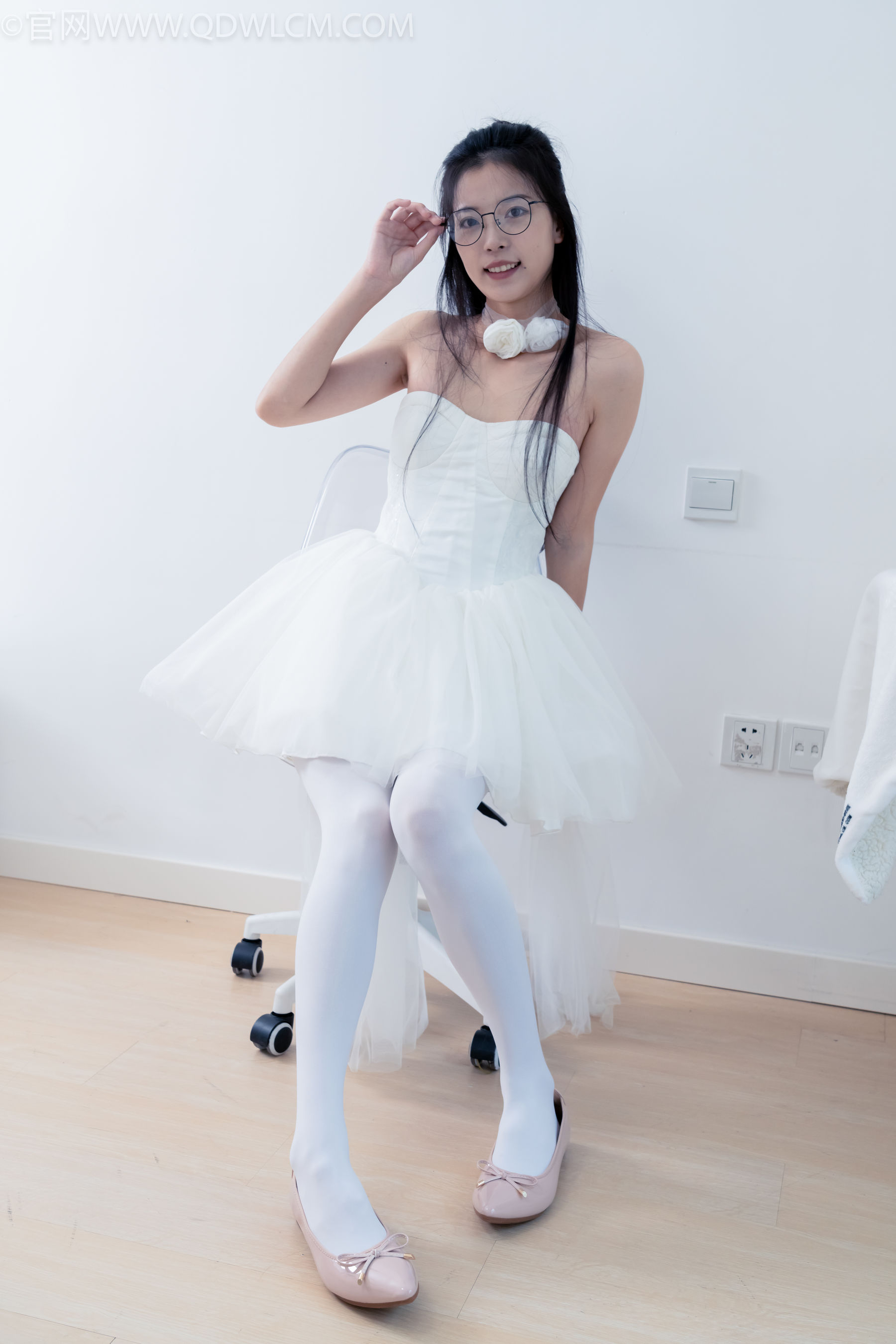 物恋传媒 No.2268 茯苓 -平底鞋、厚白丝、皮筋绑脚老头乐挠脚剧情/(169P)