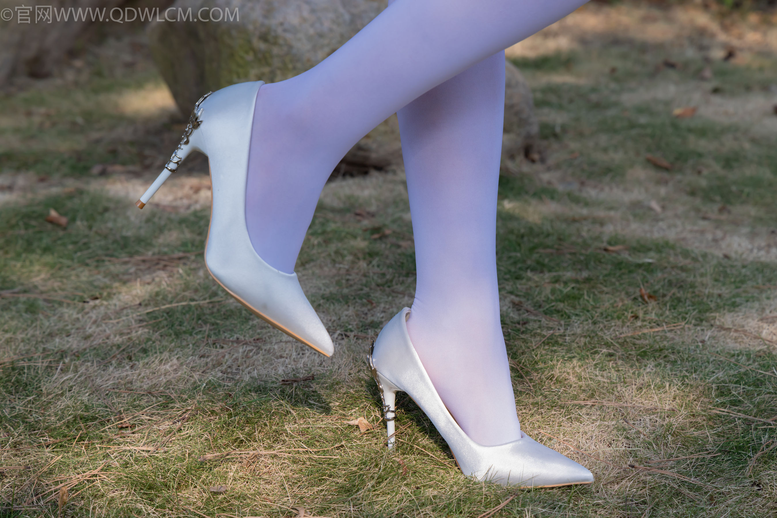 物恋传媒 No.2271 泡泡 -高跟鞋、厚白丝、户外/(261P)