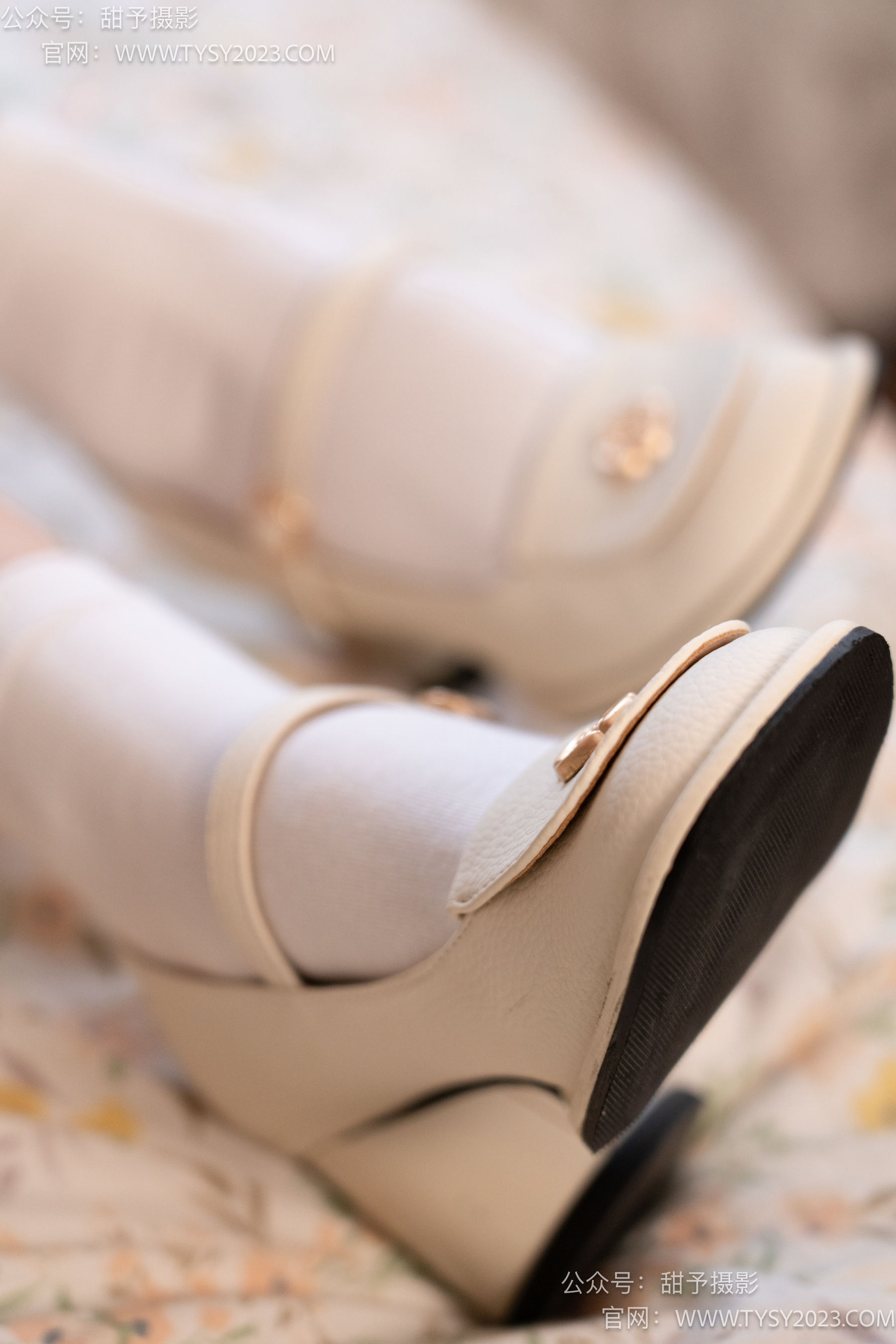 甜予摄影 No.105 齐齐 - 高跟鞋、白棉袜、裸足/(128P)