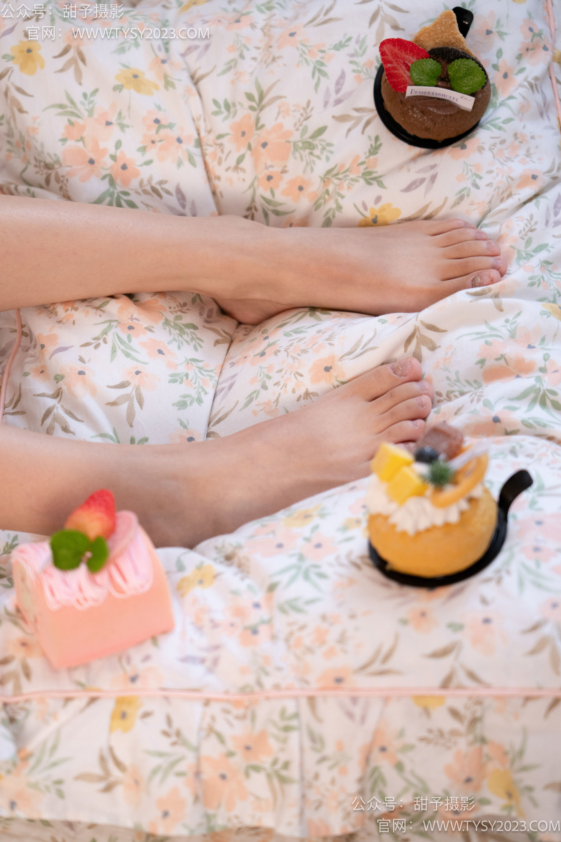 甜予摄影 No.105 齐齐 - 高跟鞋、白棉袜、裸足/(128P)