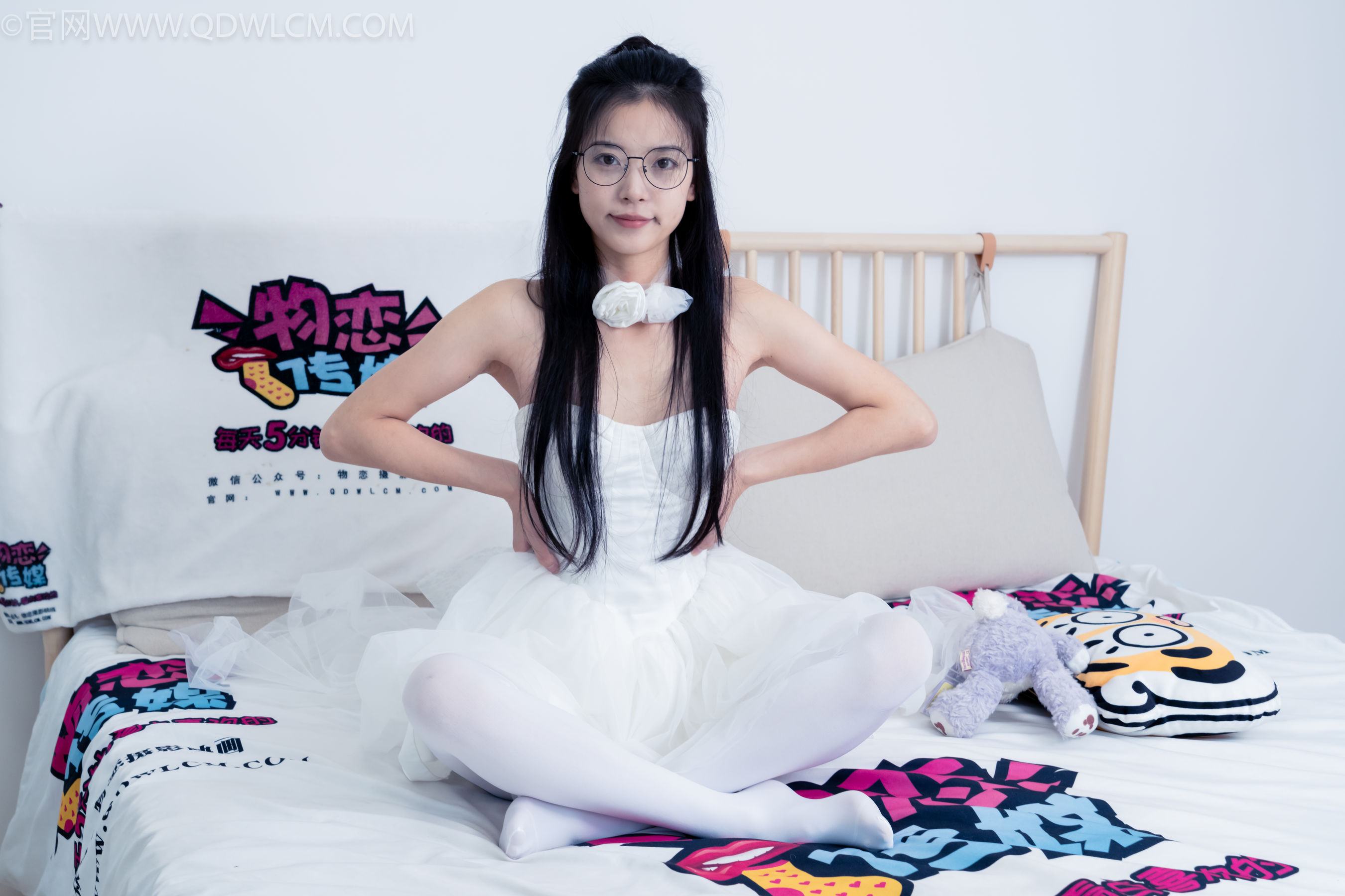 物恋传媒 No.2268 茯苓 -平底鞋、厚白丝、皮筋绑脚老头乐挠脚剧情/(169P)