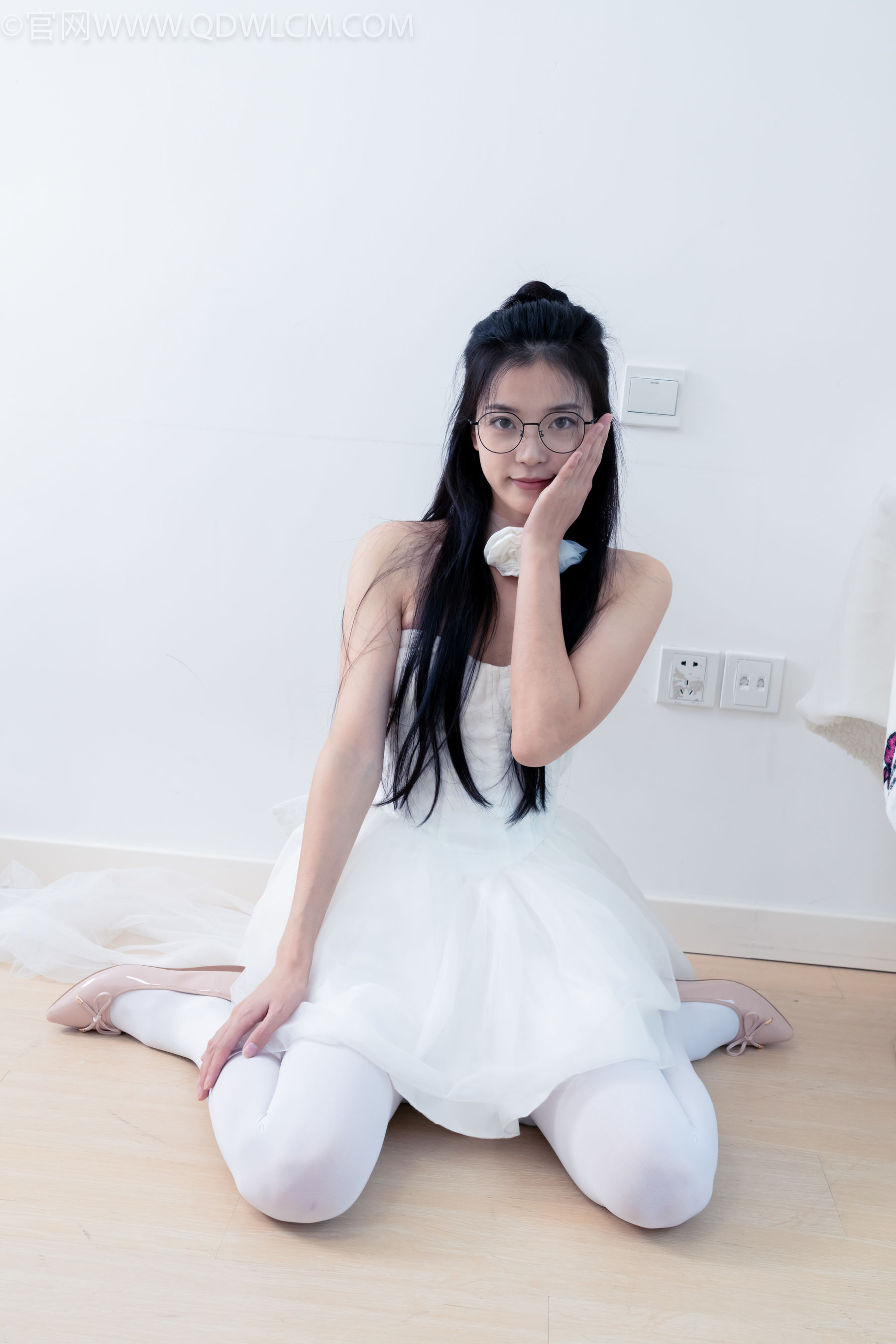 物恋传媒 No.2268 茯苓 -平底鞋、厚白丝、皮筋绑脚老头乐挠脚剧情/(169P)