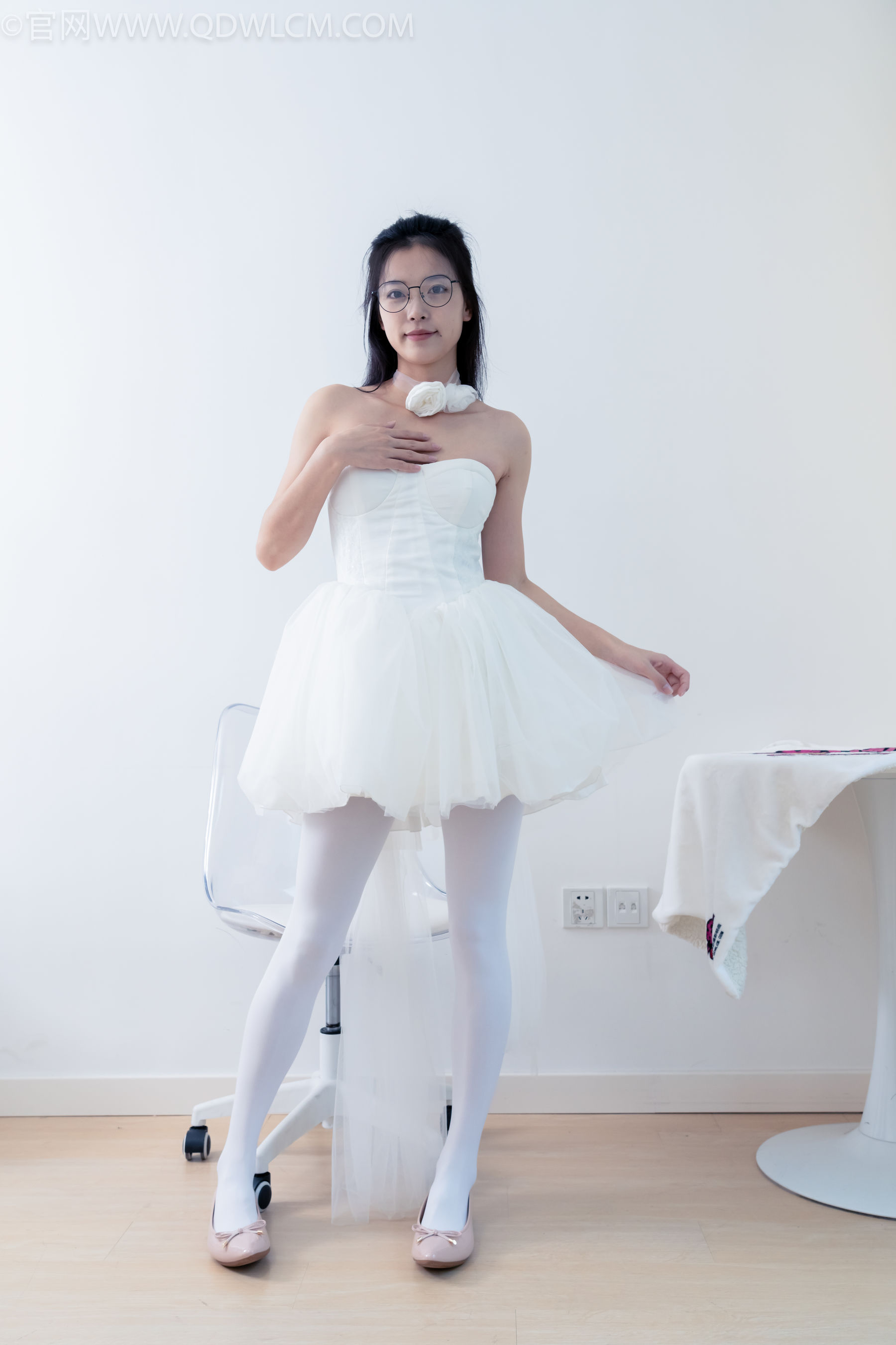 物恋传媒 No.2268 茯苓 -平底鞋、厚白丝、皮筋绑脚老头乐挠脚剧情/(169P)